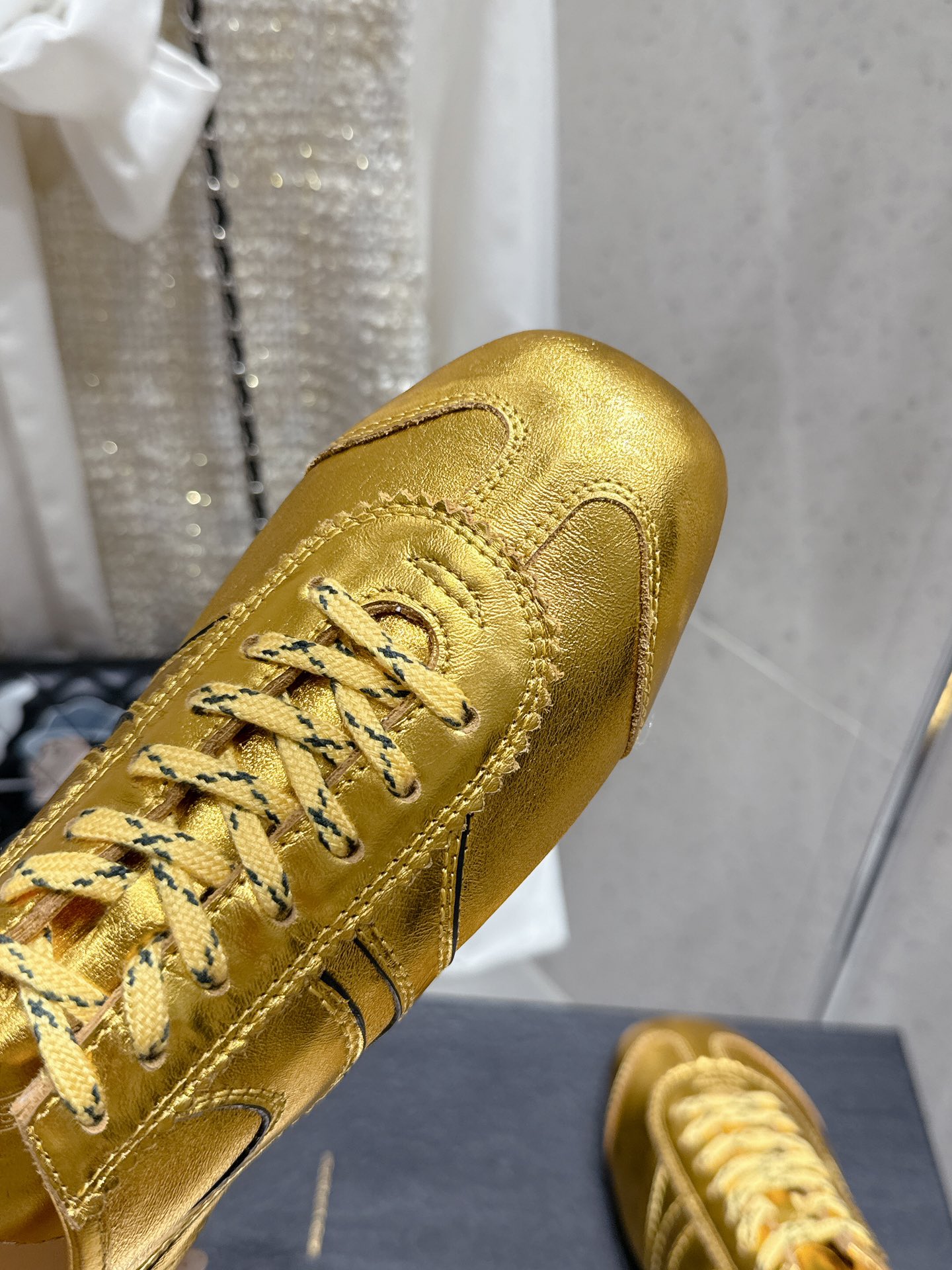 “Dries Van Noten Spring Sneakers: Innovative Design for Fashionable Runners” - 图片 6