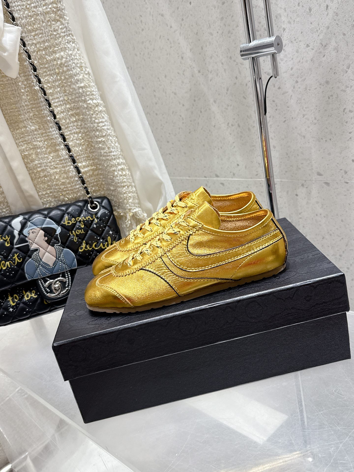 “Dries Van Noten Spring Sneakers: Innovative Design for Fashionable Runners” - 图片 4