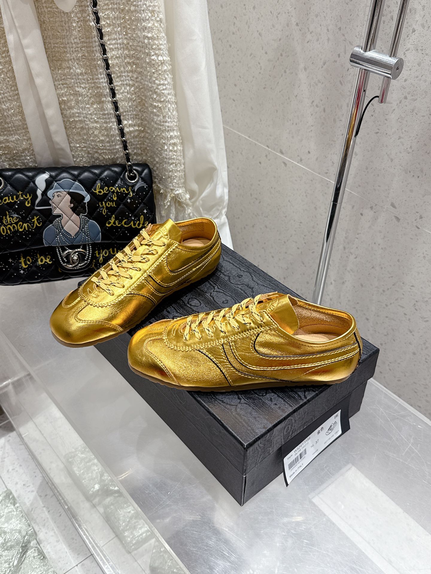 “Dries Van Noten Spring Sneakers: Innovative Design for Fashionable Runners” - 图片 2