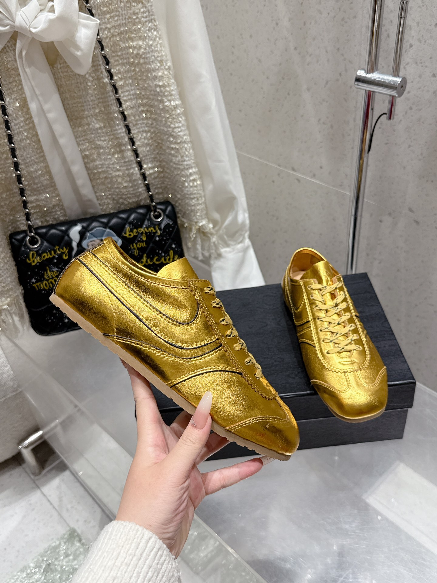 “Dries Van Noten Spring Sneakers: Innovative Design for Fashionable Runners” - 图片 5