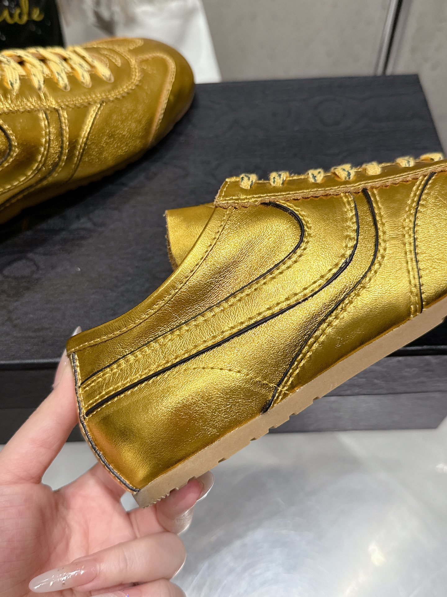 “Dries Van Noten Spring Sneakers: Innovative Design for Fashionable Runners” - 图片 7