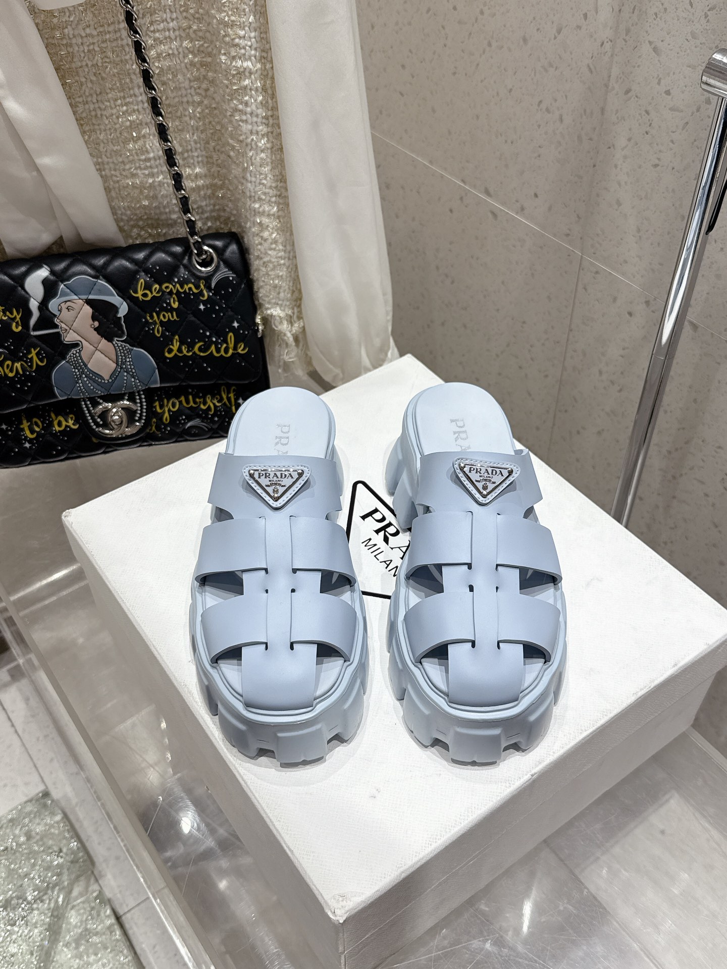 NO:264455,Prada Prada Spring and Summer New Jagged Roman Braided Thick-soled Rubber Sandals Retro Fashionable and Avant-garde Wheeled 55mm Thick-soled Sole with Rubber Upper Makes the whole pair of shoes light and comfortable. Bright colors satisfy a variety of choices for fashionable people in different styles!  The iconic metal triangle logo is matched with the ancient beach sandals, and every design element is on the trendy point!  Size 35-40 (40 custom made without return or exchange), slippers, prada, prada, sandals, slippers19860909prada普拉达春夏新款锯齿罗马编织厚底橡胶凉鞋 复古时髦前卫的轮齿55mm 厚底鞋底搭配橡胶鞋面,让整双鞋轻便舒适 鲜艳色彩 满足不同风格时髦人士的多种选择！ 标志性金属三角标搭配古沙滩凉鞋造型,每一个设计元素都踩在时髦点上！ 码数35-40（40定做不退换）,拖鞋,prada,prada,sandals,slippers,Women's Shoes