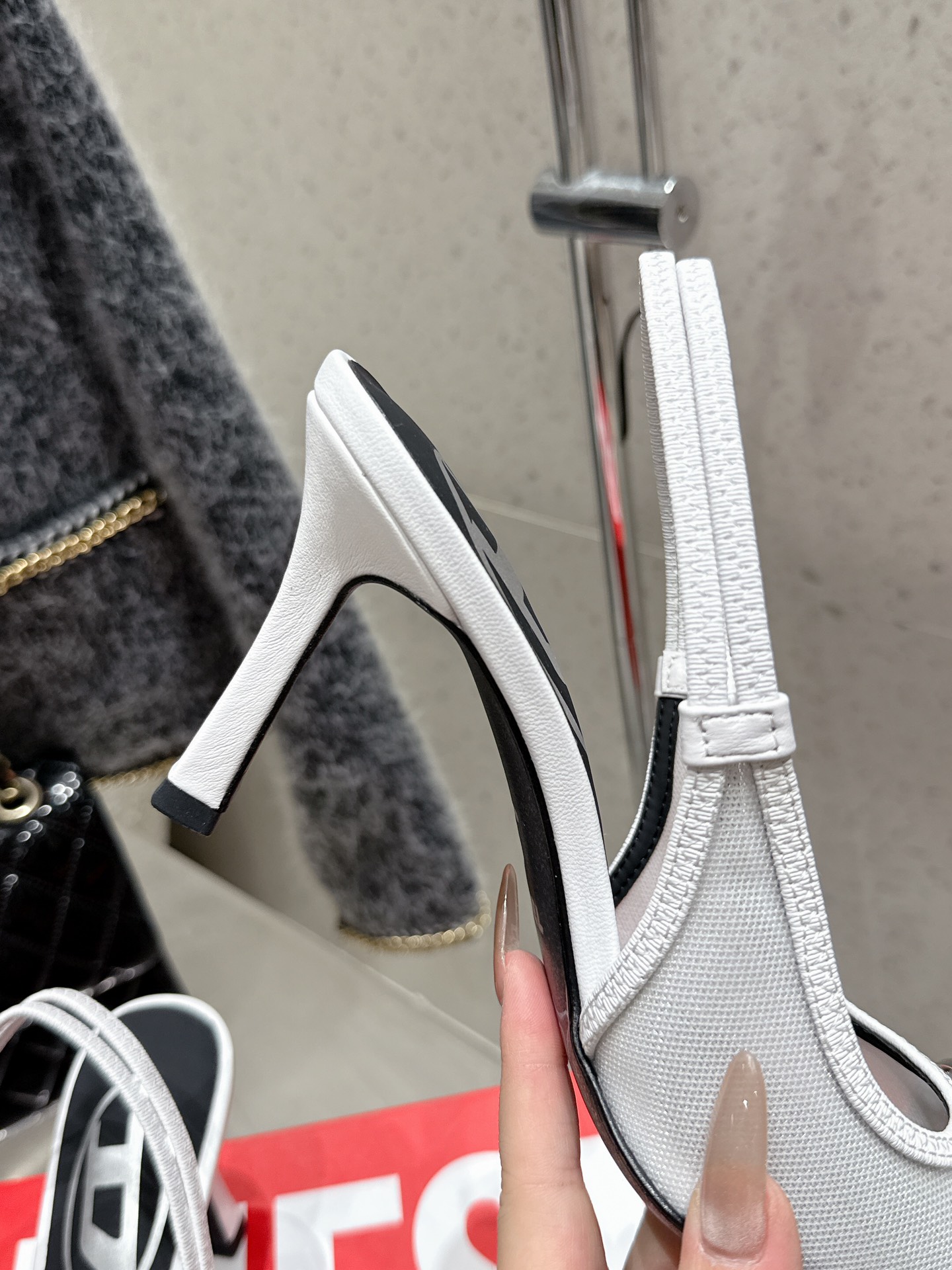 “Top 625 Diesel Heeled Sandals with Custom Fabrics and Logo Buttons” - 图片 8