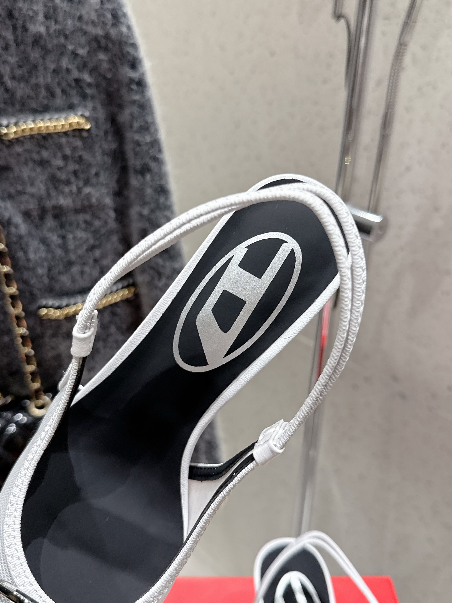 “Top 625 Diesel Heeled Sandals with Custom Fabrics and Logo Buttons” - 图片 7