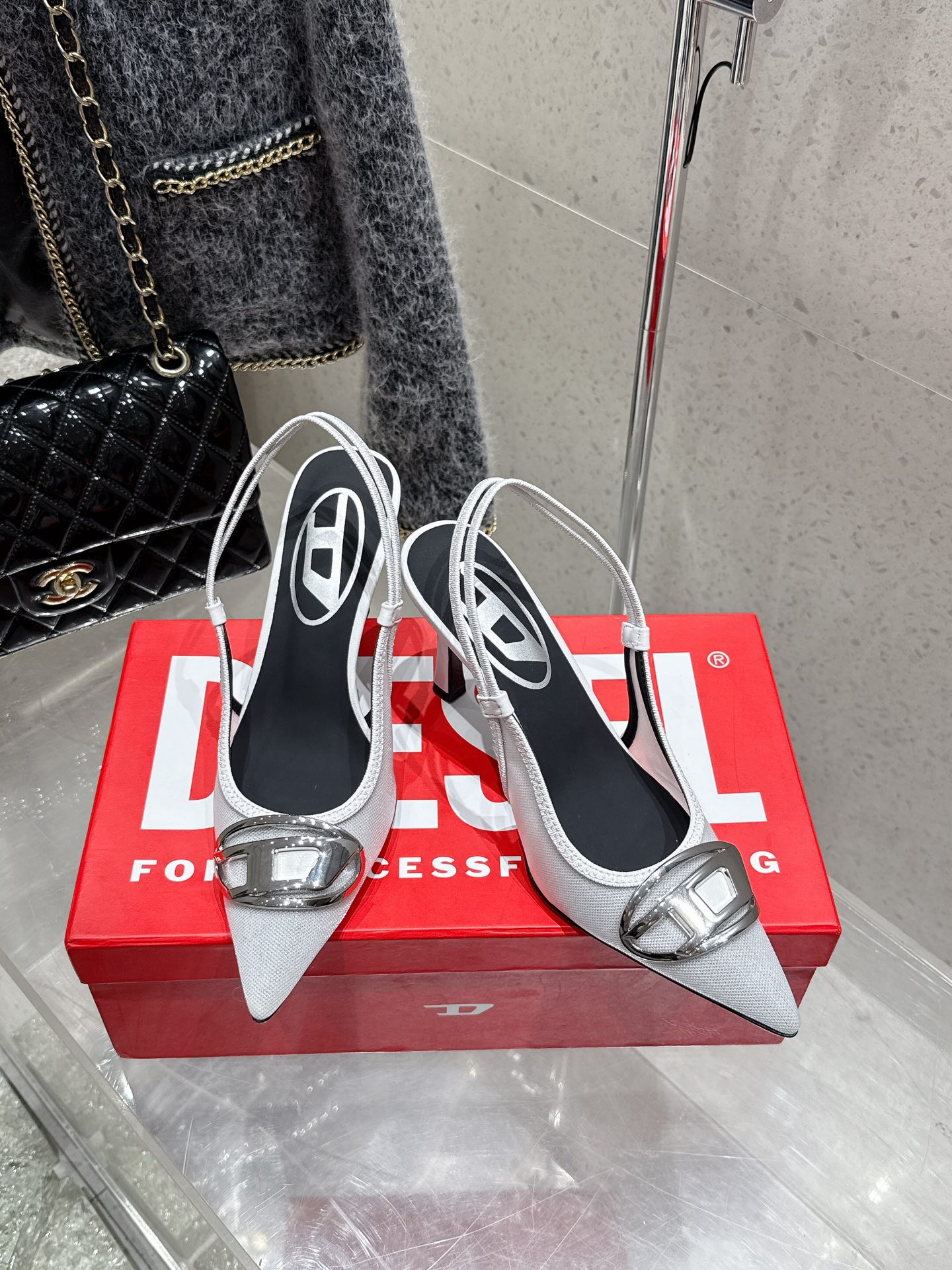 “Top 625 Diesel Heeled Sandals with Custom Fabrics and Logo Buttons” - 图片 2