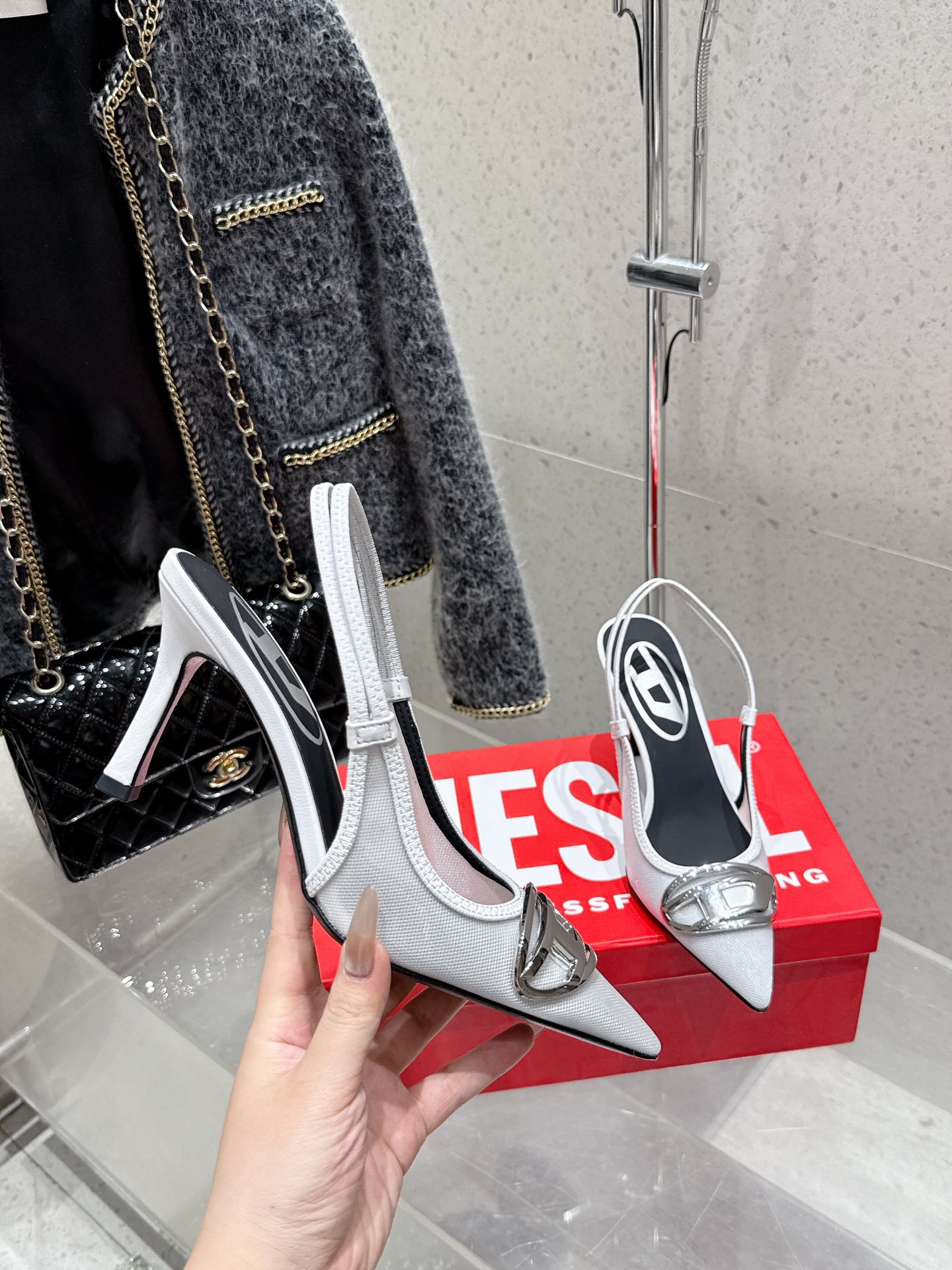 “Top 625 Diesel Heeled Sandals with Custom Fabrics and Logo Buttons” - 图片 4
