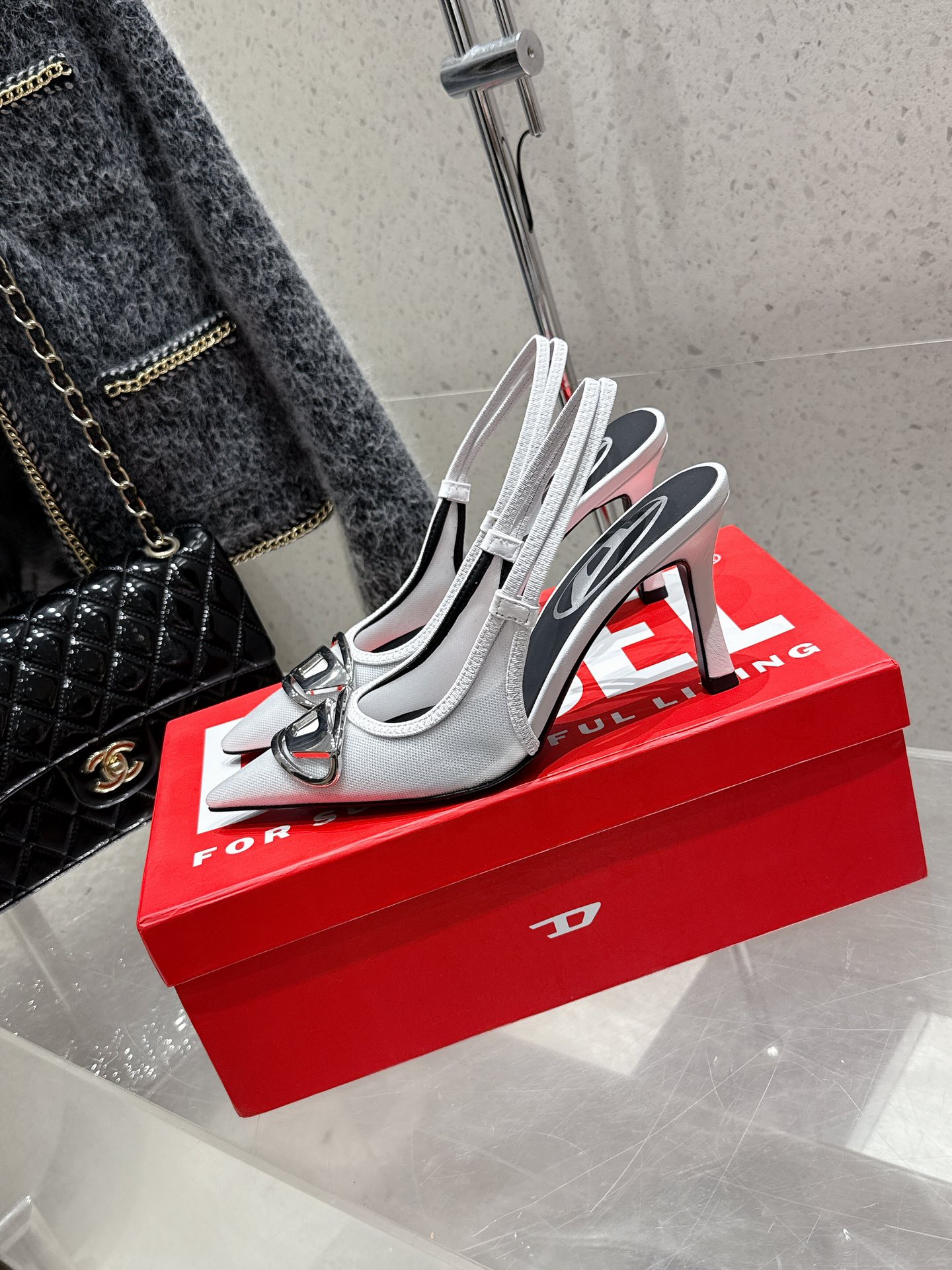 “Top 625 Diesel Heeled Sandals with Custom Fabrics and Logo Buttons” - 图片 3