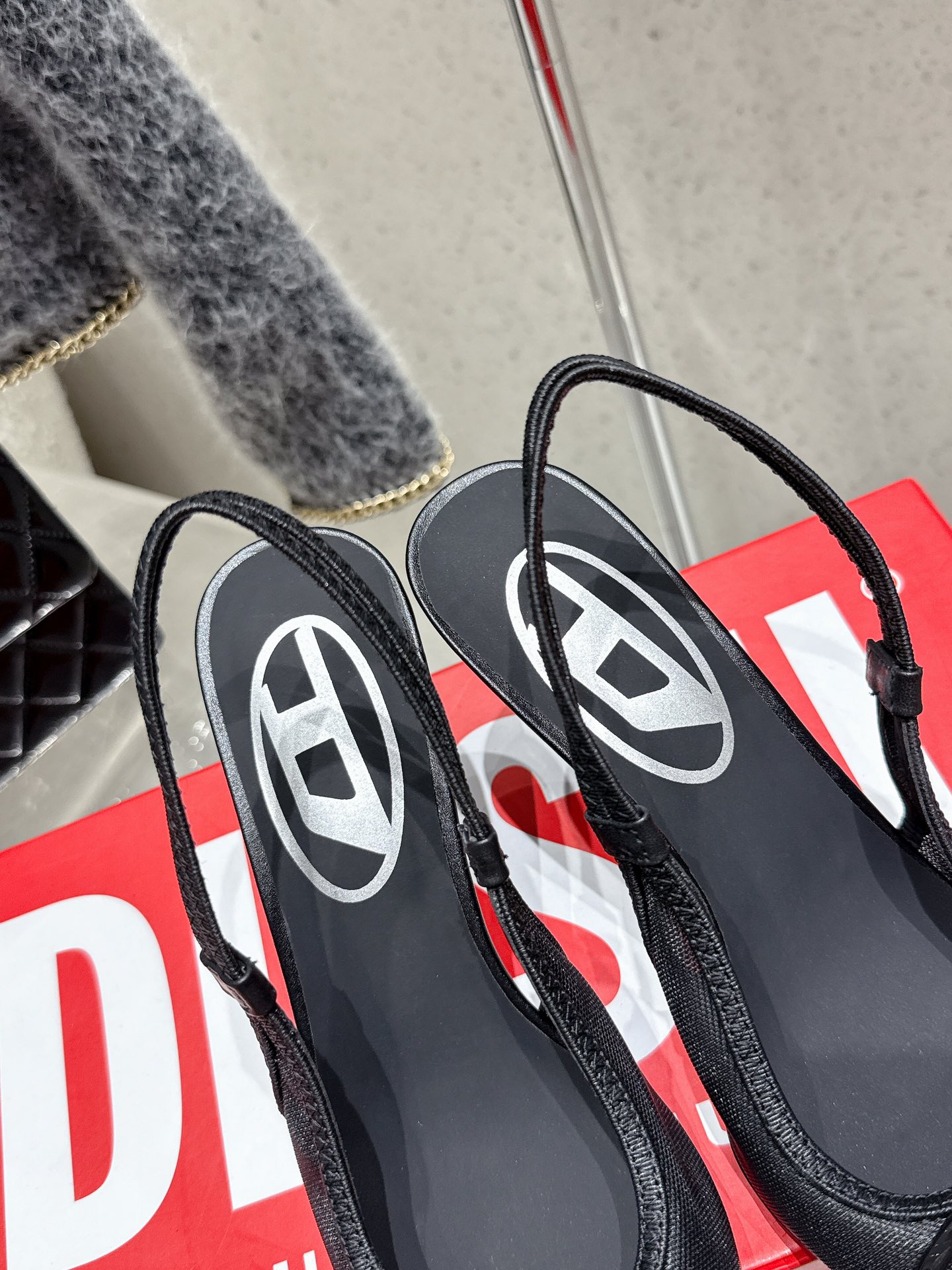 Fashion Review: Diesel’s Stylish Pointy Sandals with Custom Details - 图片 7