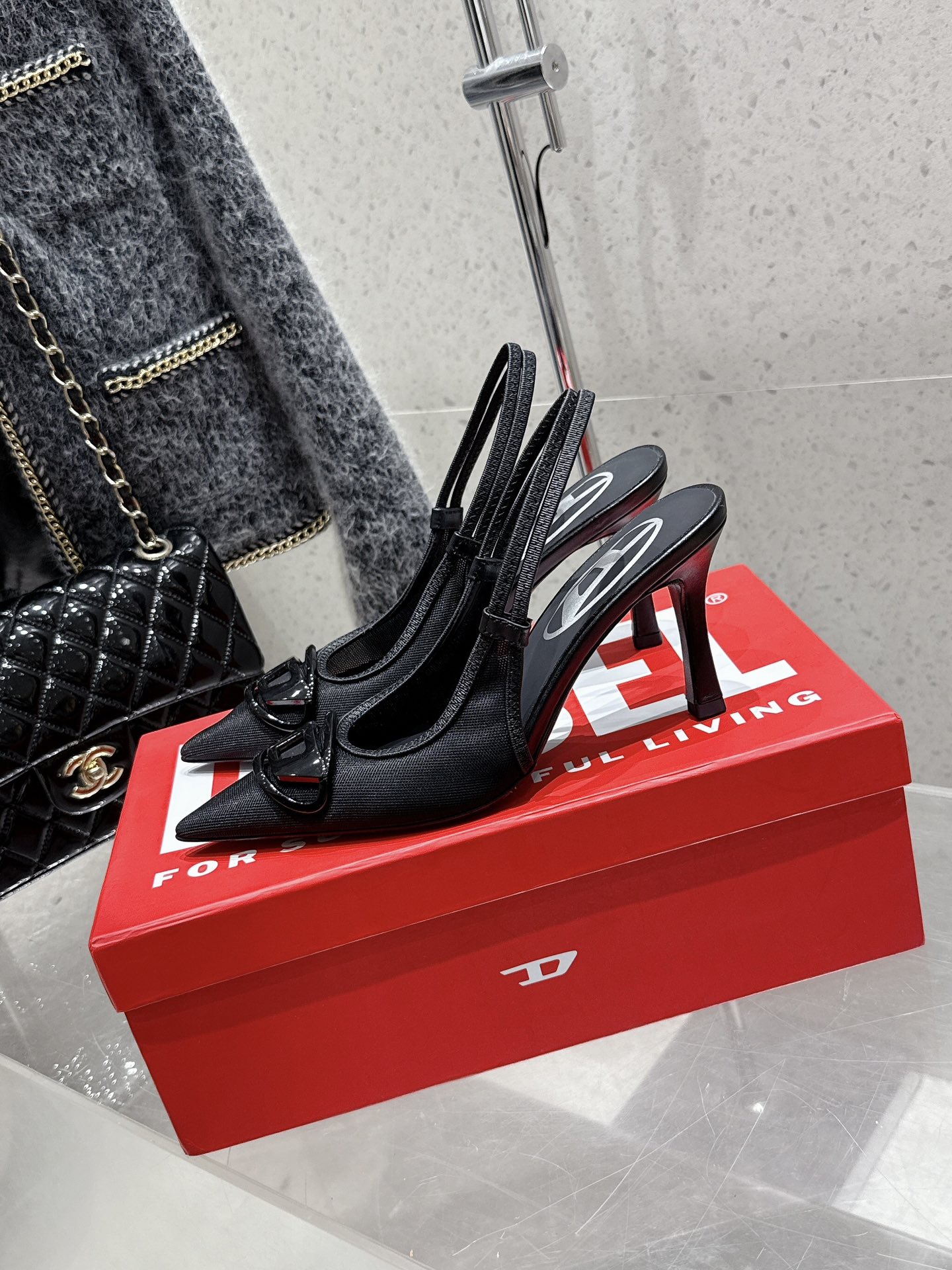 Fashion Review: Diesel’s Stylish Pointy Sandals with Custom Details - 图片 3