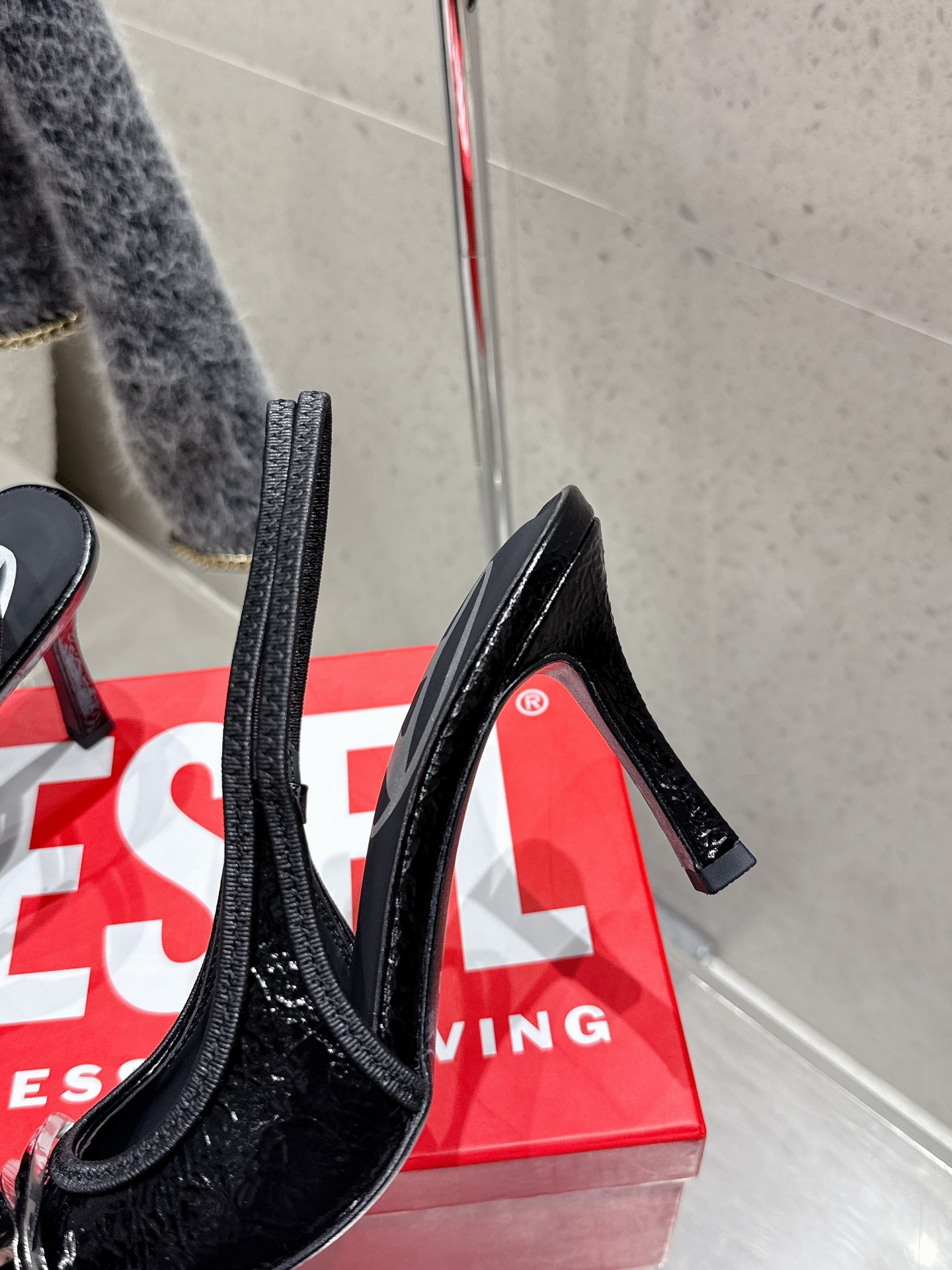 “Top 700 Diesel Heels: Custom Fabrics and Sheepskin Details in Oxen Skin Shoes” - 图片 6