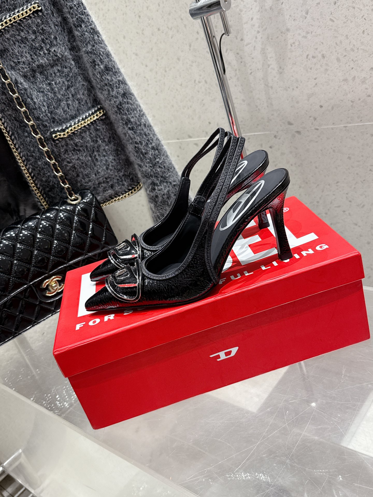 “Top 700 Diesel Heels: Custom Fabrics and Sheepskin Details in Oxen Skin Shoes” - 图片 3