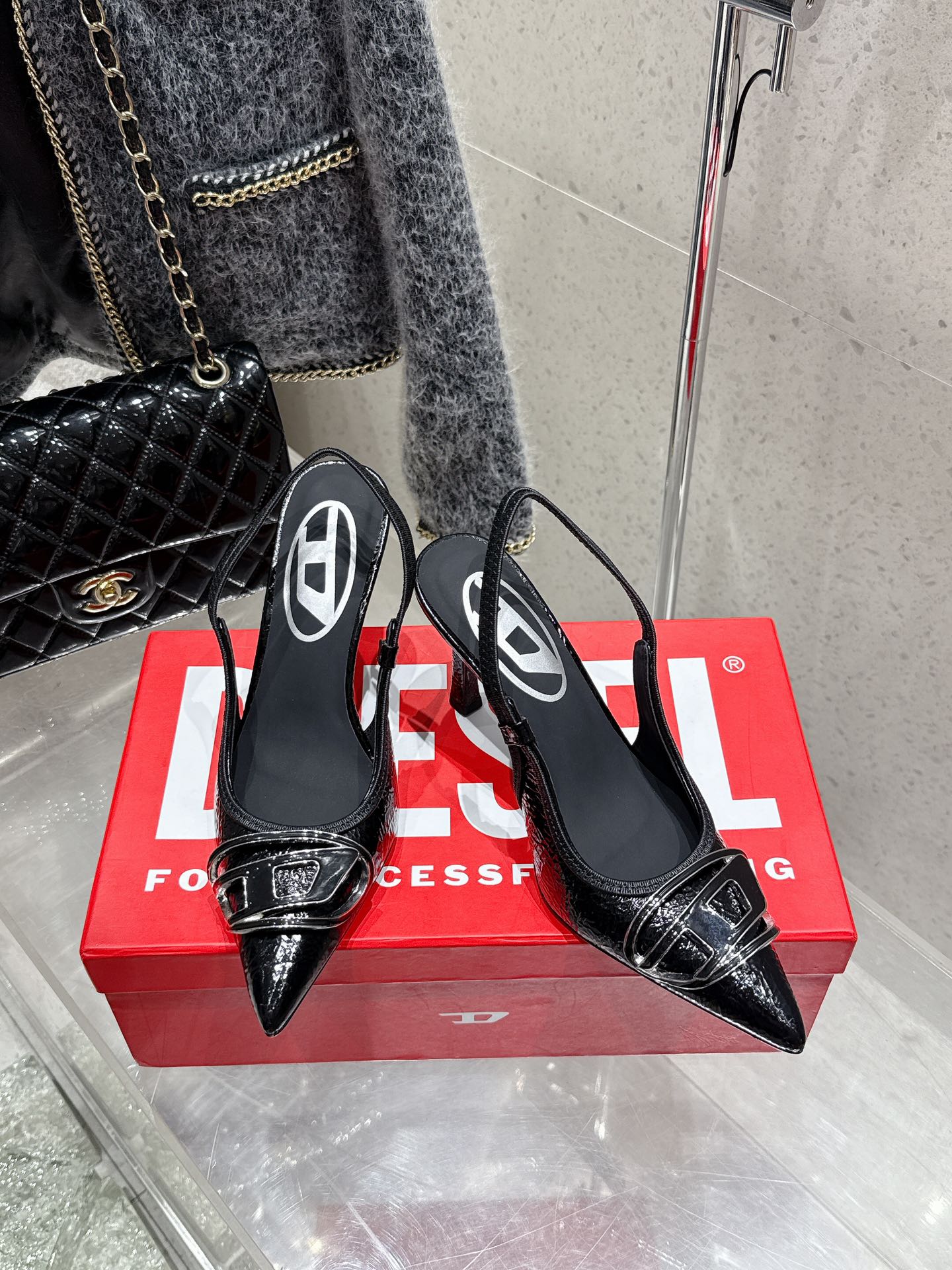 “Top 700 Diesel Heels: Custom Fabrics and Sheepskin Details in Oxen Skin Shoes” - 图片 2