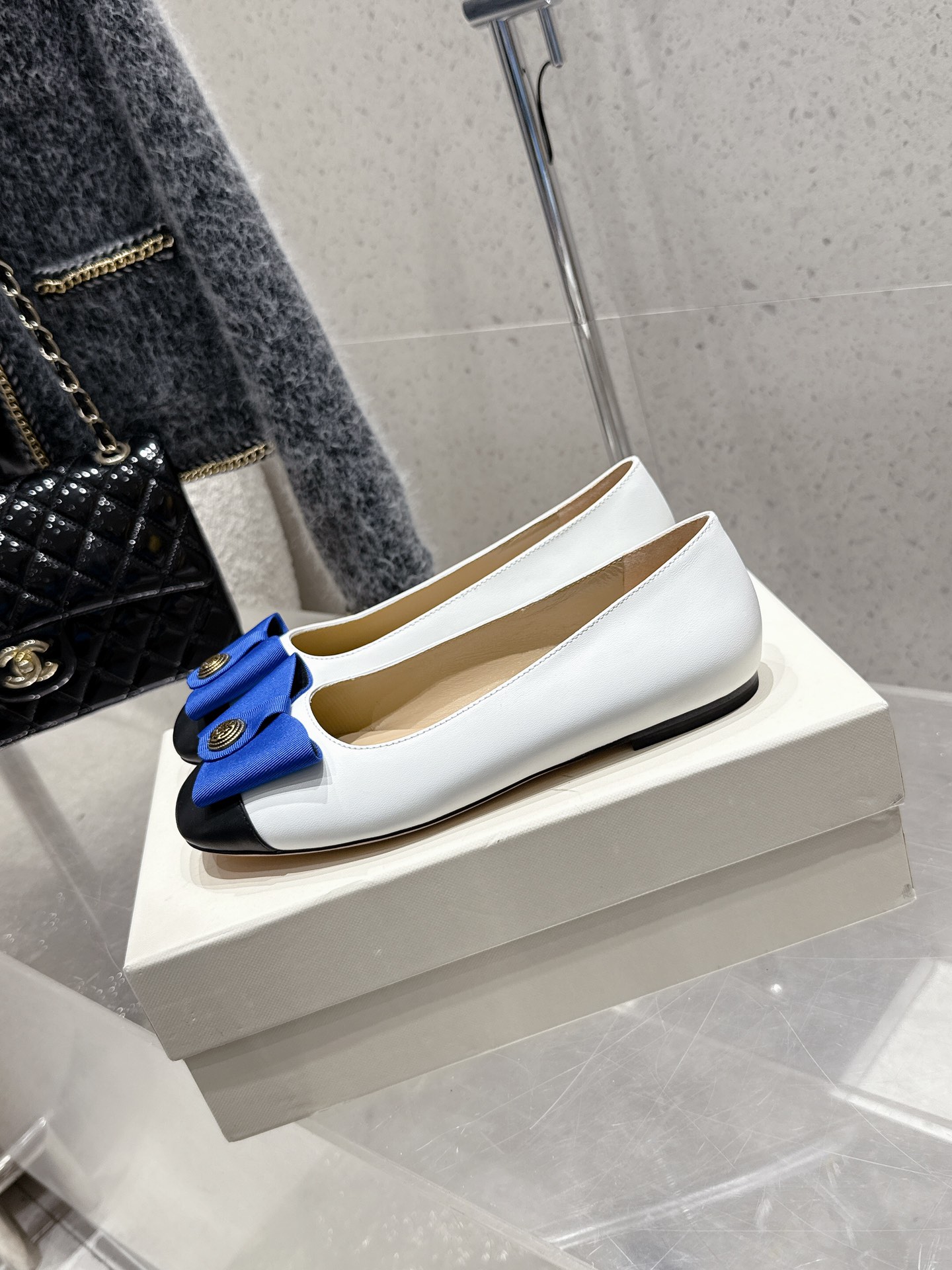 Elegant Two-Tone Ballet Flats with Bow Accent, Comfortable and Stylish Shoes 5 i1744186546 5078 1