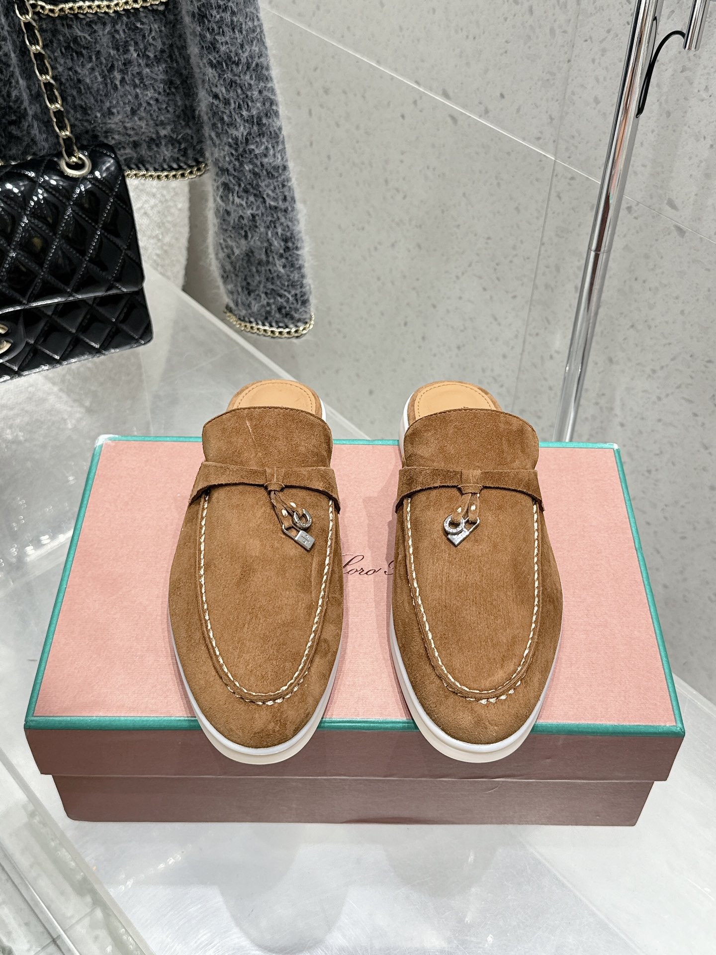 NO:264418,Men's 10 Classic semi-mopping loafers top upgraded version. This year's Lp has a new color, and the colors are very stunning. It is suitable for summer and is very versatile and white. Loro Piana's Summer Charms seems plain, but in fact it is in love with you, comfortable, light, breathable and easy to take care of. All your demands for midsummer shoes can satisfy you. It is Summer Charms Walk!  The top-grade lambskin imported fabric, very delicate and skin-friendly. Custom-made imported fetal cowhide leather. Foot pads imported benzene dyed calfskin. Exclusive milk-colored sole. Exclusive pendant. Midsole. Exclusive foam midsole. Women's size 35-42 (40 41 42. No return and exchange) Men's size 38-46 (38 45 46. No return and exchange), loafers semi-trail, loro piano, loro piano, loafers, cowhide, sheepskin19860909男10  经典半拖款乐福鞋顶级升级版.今年的Lp再出新色,颜色非常的惊艳,适合夏天的同时又非常百搭显白 Loro Piana之Summer Charms看似平淡无奇,实则一穿倾心,舒适 轻便 透气 易打理,你对盛夏鞋履的一切诉求,它都可以满足你,它就是Summer Charms Walk！ 面料进口顶级小羊皮、非常细腻亲肤 内里定制进口胎牛皮 垫脚进口苯染小牛皮 大底独家牛奶色大底 五金独家吊坠 中底独家发泡中底 女码35-42（40 41 42不退换） 男码38-46 (38 45 46不退换),乐福鞋半拖,loro piana,loro piana,loafers,cowhide,sheepskin,Women's Shoes