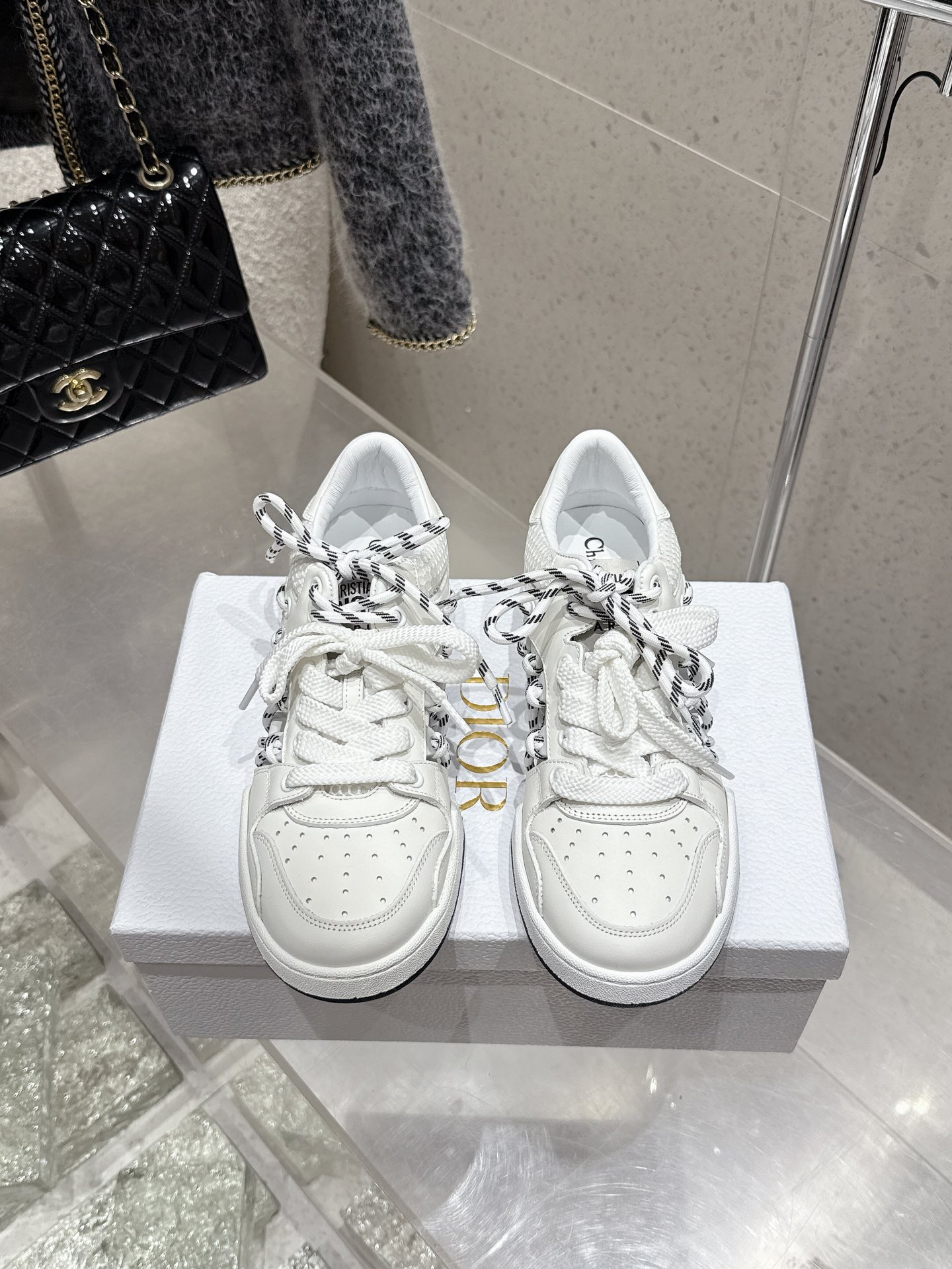 NO:264423,Purchase grade Dior C'est 25ss New Academy-style casual and fashionable high-top sneakers show a striking and fashionable style. Carefully crafted, the hollowed-out design style on the side of the upper is super fashionable, and the details also add a touch of elegant temperament. The light two-color sole is extremely comfortable and shows the charm of sports style. It can add fashionable temperament to various casual styles. The tongue and sole are decorated with the Christian Paris logo, Niu Jing with cowhide design style Size women 35-40 (40 customized without return and exchange), casual shoes/sports shoes, dior, dior, sneakers, cowhide19860909代购级 迪奥Dior C ' est 25ss 新款学院风休闲时尚高帮运动鞋 彰显醒目而时尚的风范.精心制作,鞋面侧边镂空设计风格搭配超级时尚,细节也增添一丝优雅气质. 轻盈的双色 鞋底舒适非凡,彰显运动风格的魅力.可为各式休闲造型增添时尚气质. 鞋舌和鞋底饰以 Christian Paris 标志,牛京搭配牛皮设计风格 Size女35-40（40订做不退换）,休闲鞋/运动鞋,dior,dior,sneakers,cowhide,Women's Shoes