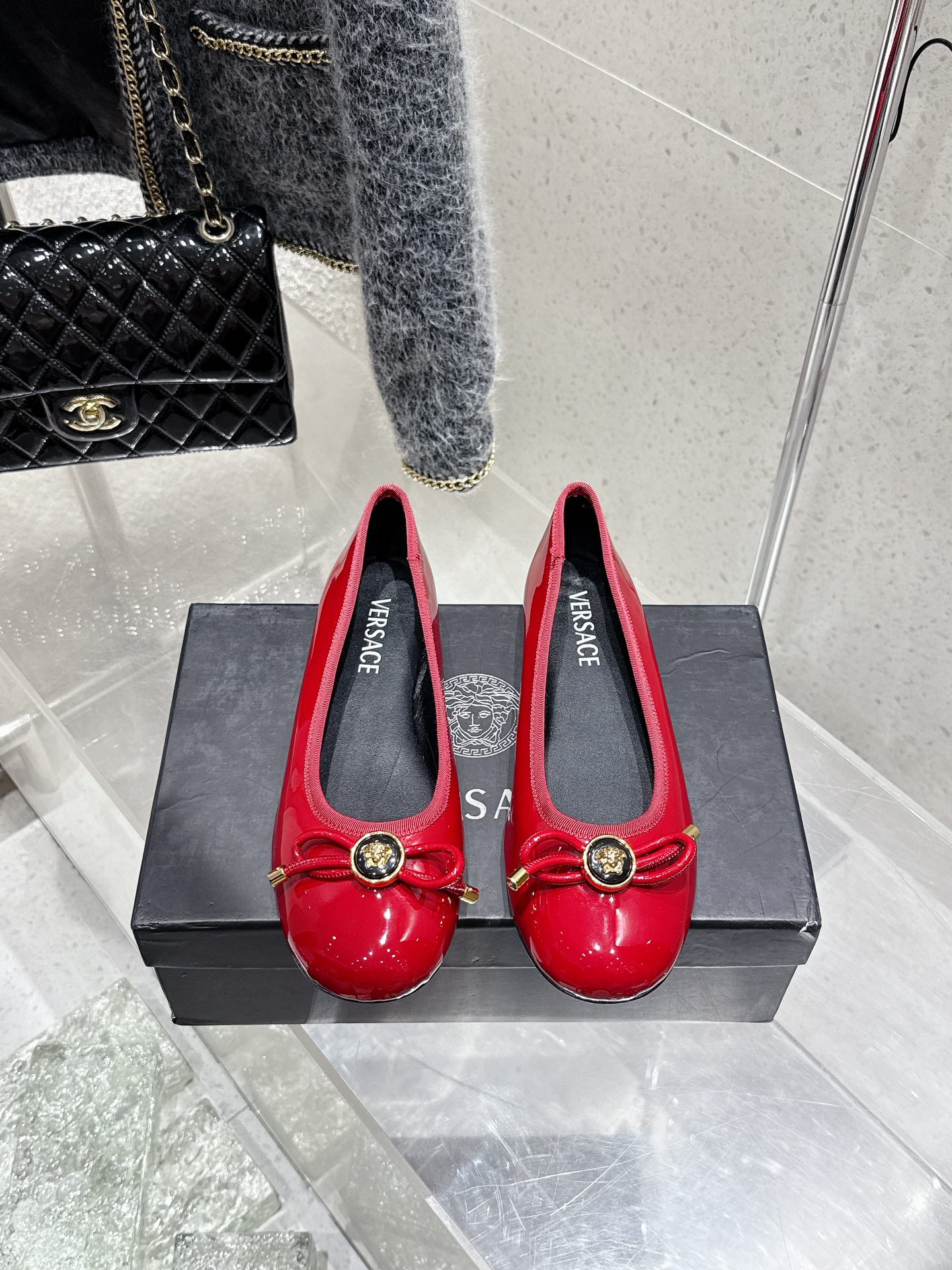 NO:264454,Versace niche trend brand Versace 2025 spring and summer new bow round-toe Marie Jane flat shoes ————————————————————— Milan show with simple and capable style, fairy-tale Atlantis or magical ocean theme, bright color matching, bright colors and free contours, and full of artistic sense. This series is also full of Versace’s iconic charm elements!  Upper is made of soft patent leather, inner foot pad imported sheepskin, imported Italian original color genuine leather outsole Size: 35-40 (40 custom made without return and exchange) With original packaging, single shoes, versace, versace, mary jane, sheepskin, Leather soles19860909小众潮牌Versace 范思哲2025春夏新款蝴蝶结圆头玛丽珍平底单鞋 ———————————— 米兰秀场同简约干练的版型,童话般的亚特兰蒂斯或神奇的海洋主题,明亮的彩色配色,鲜艳的颜色和自由的轮廓,同时充满艺术感. 这个系列也充满了范思哲标志性的魅力元素 ！ 鞋面采用软漆皮 内里垫脚进口羊皮 意大利进口原色真皮大底 码数:35-40（40定制不退换） 配原版包装,单鞋,versace,versace,mary jane,sheepskin,Leather soles,Women's Shoes