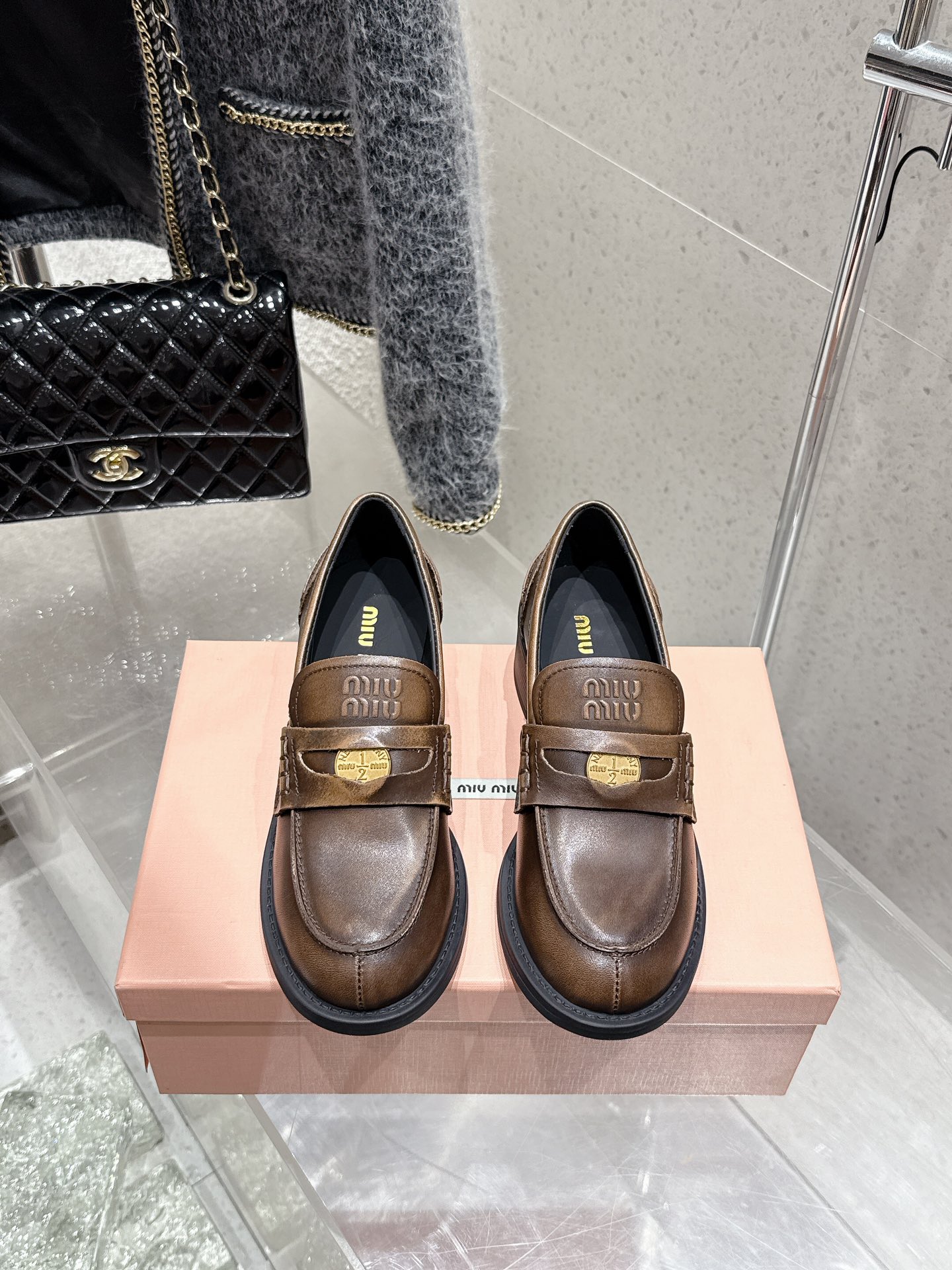 NO:264448,Miumiu's new thick-soled gold coin loafers, this one is so beautiful, it's invincible, no matter how you wear it, it looks super good. The coin design is very retro and fashionable!  It is still a classic gold coin design~ The leather is super textured. The thick sole is taller and shorter people love it~ It is very comfortable to wear on the feet and makes the feet look thin. I have to say that the design of Miu is really aroused by girls. zp custom-made beaded cowhide patent leather rubbed leather zp custom cowhide inner zp open mold original outsole size35-40 (customized for 40), loafers, miumiu, loafers, cowhide19860909miumiu新款厚底金币乐福鞋,这一款也太美了吧无敌搭配怎么穿都超级好看 钱币的设计很复古很时尚！ 依然是经典金币设计～ 皮质超有质感 厚底增高矮个子爱了～ 上脚超舒服,还很显脚脚瘦 不得不说miu的设计真的很抓女孩子的心 zp定制开边珠牛皮漆皮擦色皮 zp定制牛皮内里 zp开模原版大底 size35-40（40定做）,乐福鞋,miumiu,loafers,cowhide,Women's Shoes