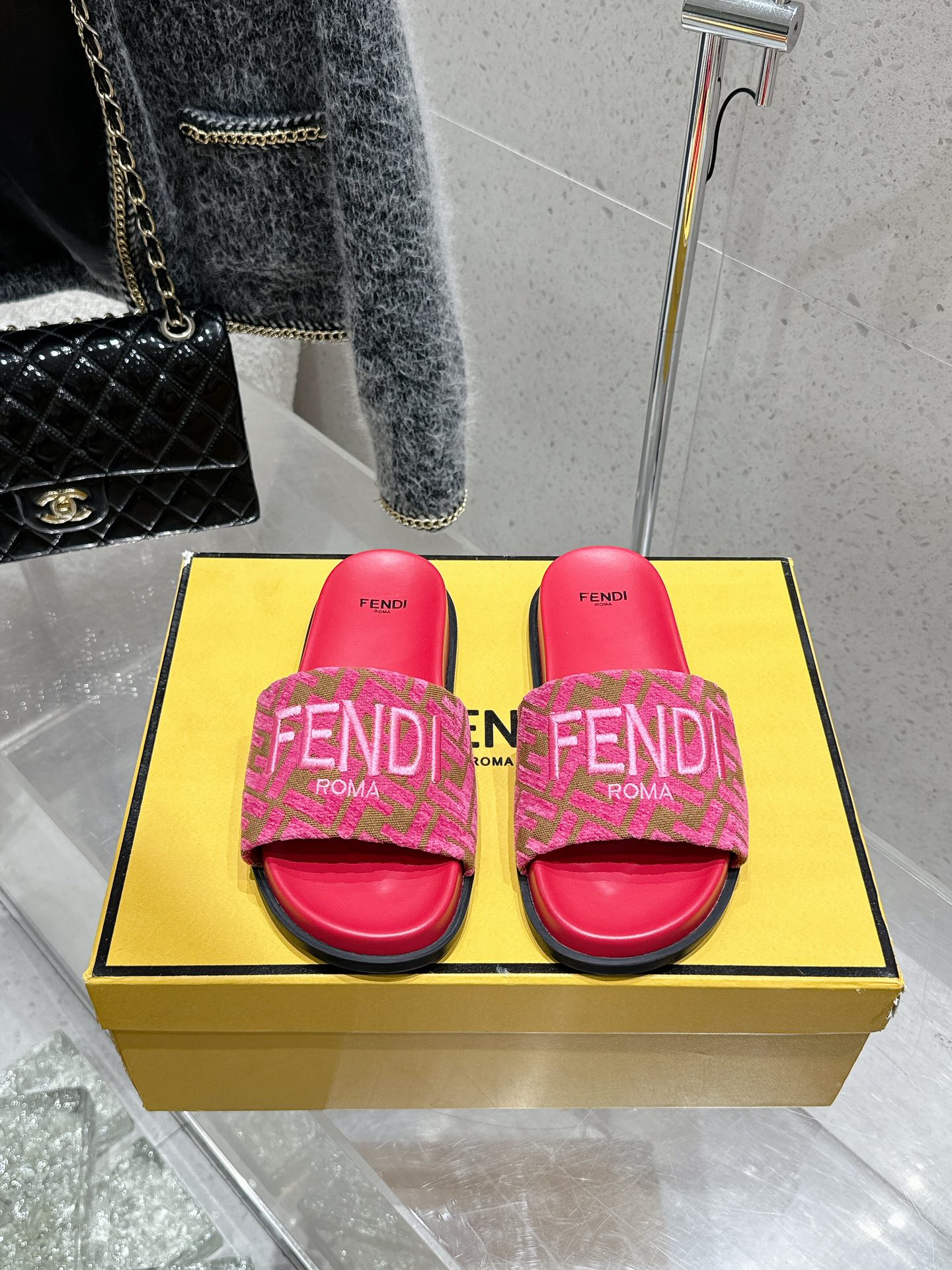 NO:264442,FENDI 2025ss new feel series FF preschool double straps, top version original version purchased and developed for making products. This Fendi Fendi slippers with FF Baguette decorative buckle, cream white leather material, engraved on the edges, paired with gold-finished metal fasteners, super beautiful!  Very light and comfortable on the feet!  Original fabric customized old-fashioned cloth, original imported soft sheepskin, original sole, open mold TPU sole, thickness of the sole, about 2.5cm, size of women, 35-40, men, 39-44, slippers, fendi, fendi, slippers, sheepskin19860909FENDI·芬迪 2025ss新款 feel系列FF老花双带平底拖鞋 顶级版本原版购入开发做货 此款Fendi芬迪拖鞋,带FF Baguette装饰性搭扣,奶油白色皮革材质,边缘饰有雕刻,搭配金色饰面金属扣件,超级好看！上脚非常轻便、舒服！ 面料原版定制老花布 内里原版进口柔软羊皮 鞋底原版开模TPU大底 底厚约2.5cm 码数女35-40 男39-44,拖鞋,fendi,fendi,slippers,sheepskin,Women's Shoes