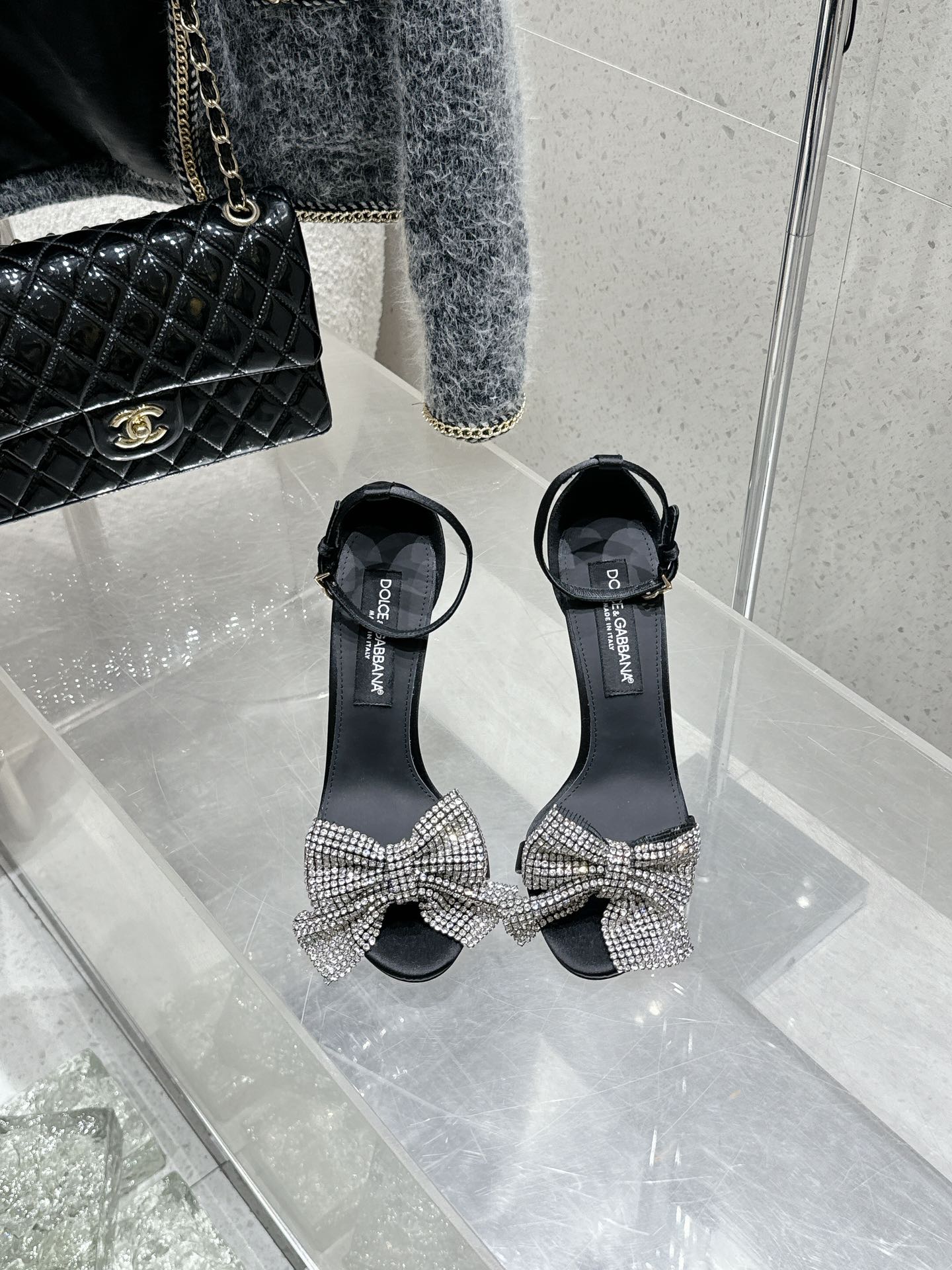 NO:264433,High version DOLCE & GABBANA DG Fashion Show High Heels Bow Rhinestone Flower Sandals Upper Beef Patent Leather/Imported Silk Inner Leather Skin Imported Leather Outsole Heel Heels 10.5cm Size 35-39 (40 Customized No Return and Exchange), High Heels Sandals, Dolce & Gabbana, Dolce & Gabbana, Dolce & Gabbana, Sandals, high heels, sheepskin, real silk, Leather soles19860909高版本 DOLCE & GABBANA 杜嘉班纳 DG时装走秀款高跟鞋蝴蝶结水钻花朵凉鞋 鞋面牛漆皮/进口真丝 内里垫脚羊皮 进口真皮大底 跟高10.5cm 码数35-39（40定做不退换）,高跟鞋凉鞋,Dolce&Gabbana,Dolce&Gabbana,Dolce&Gabbana,sandals,high heels,sheepskin,real silk,Leather soles,Women's Shoes