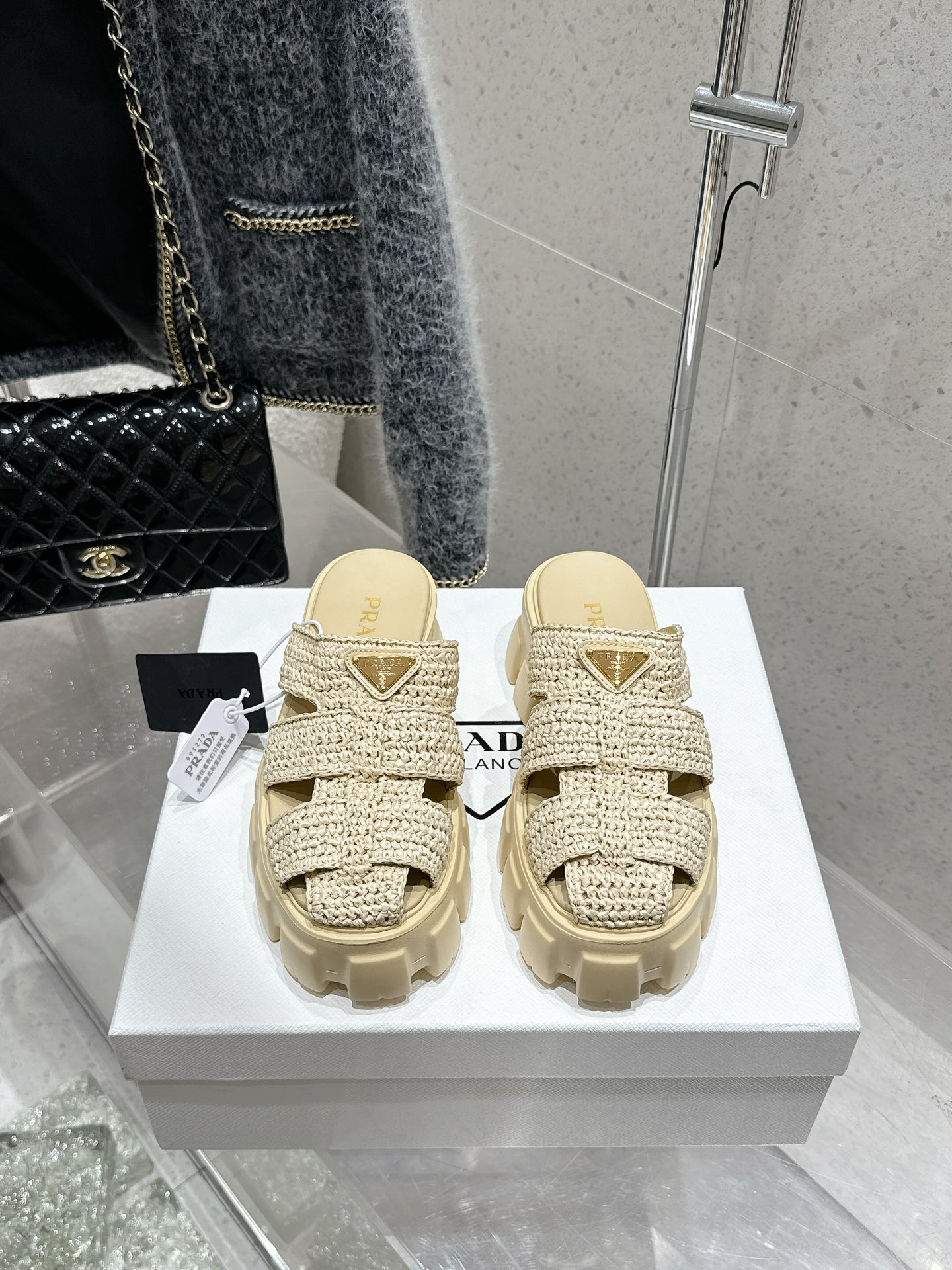 NO:264430,Top version of Prada Prada 2025 Spring and Summer New Jagged Roman Braided Thick-soled Rubber Slippers Sandals Retro and fashionable Avant-garde wheel teeth Thick-soled sole paired with rubber upper makes the whole pair of shoes light and comfortable. Bright colors satisfy a variety of choices for fashionable people in different styles!  The iconic metal triangle logo is matched with the ancient beach sandals, and every design element is on the trendy point!  Number of codes 35-40 (40 custom made without return or exchange), semi-drag, prada, prada, sandals, slippers19860909顶级版本 prada普拉达2025 春夏新款锯齿罗马编织厚底橡胶拖鞋凉鞋 复古时髦前卫的轮齿 厚底鞋底搭配橡胶鞋面,让整双鞋轻便舒适 鲜艳色彩 满足不同风格时髦人士的多种选择！ 标志性金属三角标搭配古沙滩凉鞋造型,每一个设计元素都踩在时髦点上！ 码数35-40（40定做不退换）,半拖,prada,prada,sandals,slippers,Women's Shoes