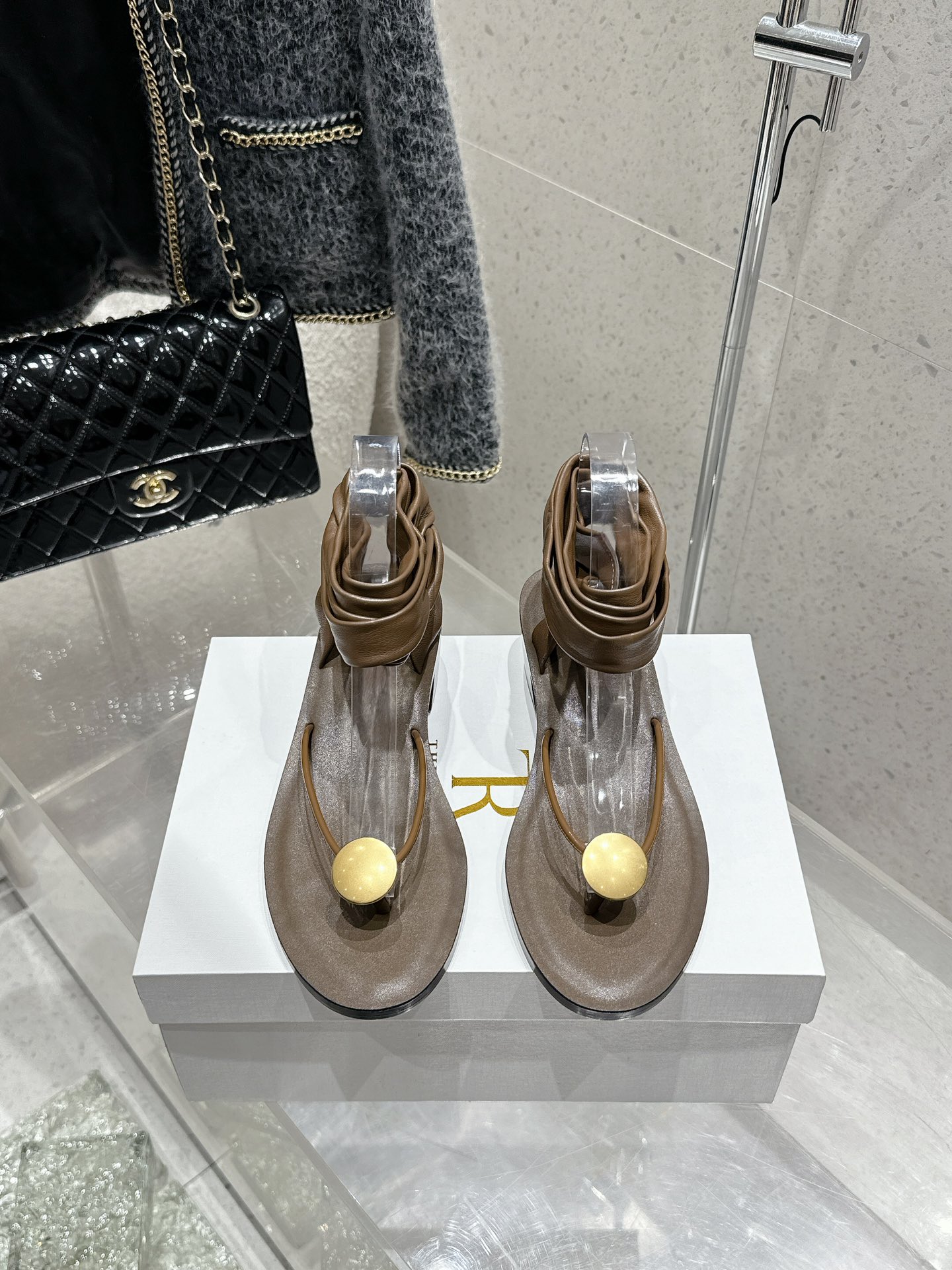 NO:264426,Top version TheRow 2025ss fashionable wristband clip-in thick heel sandals. It’s so simple and fashionable!  There is no unnecessary design. It has a high-end and simple feeling, in fact, in addition to being good-looking, its comfort is really easy to wear so much that it is hard to take off!  Matched with jeans, suit pants, skirts are not inconsistent. Imported sheepskin fabric, imported foot pads, imported sheepskin heel height 4.5cm, genuine leather sole, size 35~40 (40 custom made, no return or exchange), split-toed shoes, sandals, skirts, jeans, business suit, sheepskin, Leather soles19860909顶级版 TheRow 2025ss时髦腕带夹脚粗跟凉鞋 太简约时髦啦！没有一丢丢多余的设计 有一丢高级又简约的感觉其实除了好看以外它的舒适度真的是好穿到舍不得脱下来啦！ 搭配牛仔裤 西装裤 半身裙都毫无违和感 面料进口绵羊皮 垫脚进口羊皮 跟高4.5cm 鞋底真皮大底 码数35~40（40定做不退换）,分趾鞋,sandals,skirts,jeans,business suit,sheepskin,Leather soles,Women's Shoes