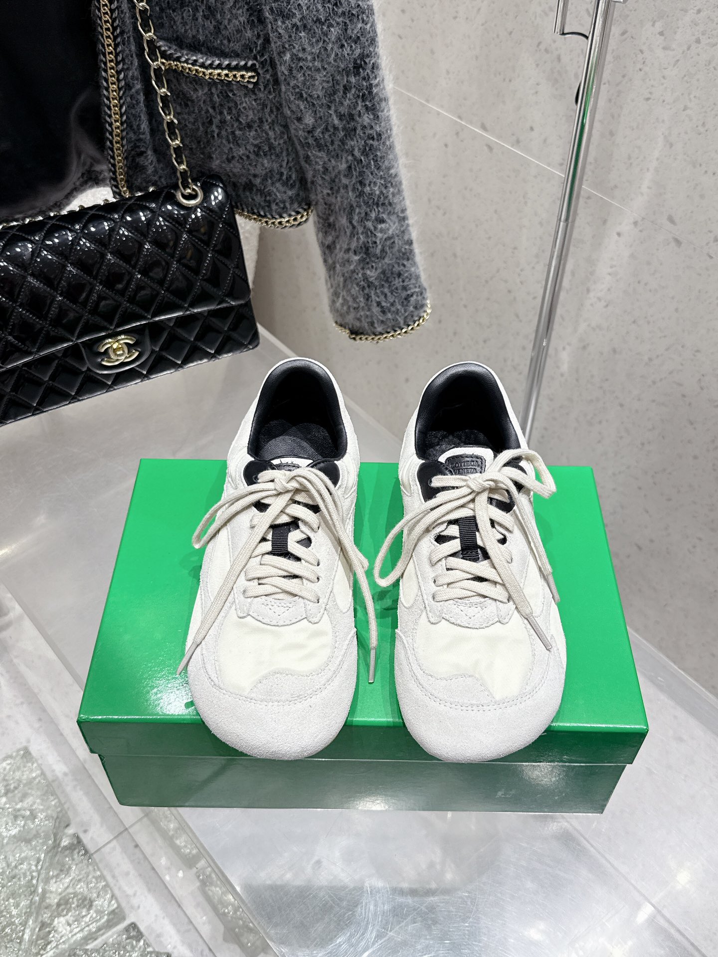 NO:264414,Women's style Bottega Veneta BV Baodiejia 25ss new couple's retro Forrest Gump shoes Dexter shoes casual sports shoes Sneaker technology nylon and suede, inspired by retro sneakers, new interpretation of classic sneakers, light, comfortable and breathable summer essentials The sole adopts classic woven texture, super recognizable, nylon suede splicing, full texture!  Size 35-45 (female 40, male 45 customized, no return or exchange), casual shoes/sports shoes, bottega veneta, bottega veneta, bottega veneta, bottega veneta, bottega veneta, sneakers, chamois leather19860909女款 男款 Bottega Veneta BV葆蝶家 25ss新款 情侣款复古阿甘鞋 德训鞋休闲运动鞋 Sneaker科技尼龙和绒面打造,灵感来自复古球鞋,全新演绎经典运动鞋,轻便、舒适、透气的夏季必备单品 鞋底采用经典的编织纹理,超有辨识度,尼龙麂皮拼接,满满的质感呈现！ 码数35-45（女40 男45订做不退换）,休闲鞋/运动鞋,bottega veneta,bottega veneta,bottega veneta,sneakers,chamois leather,Women's Shoes