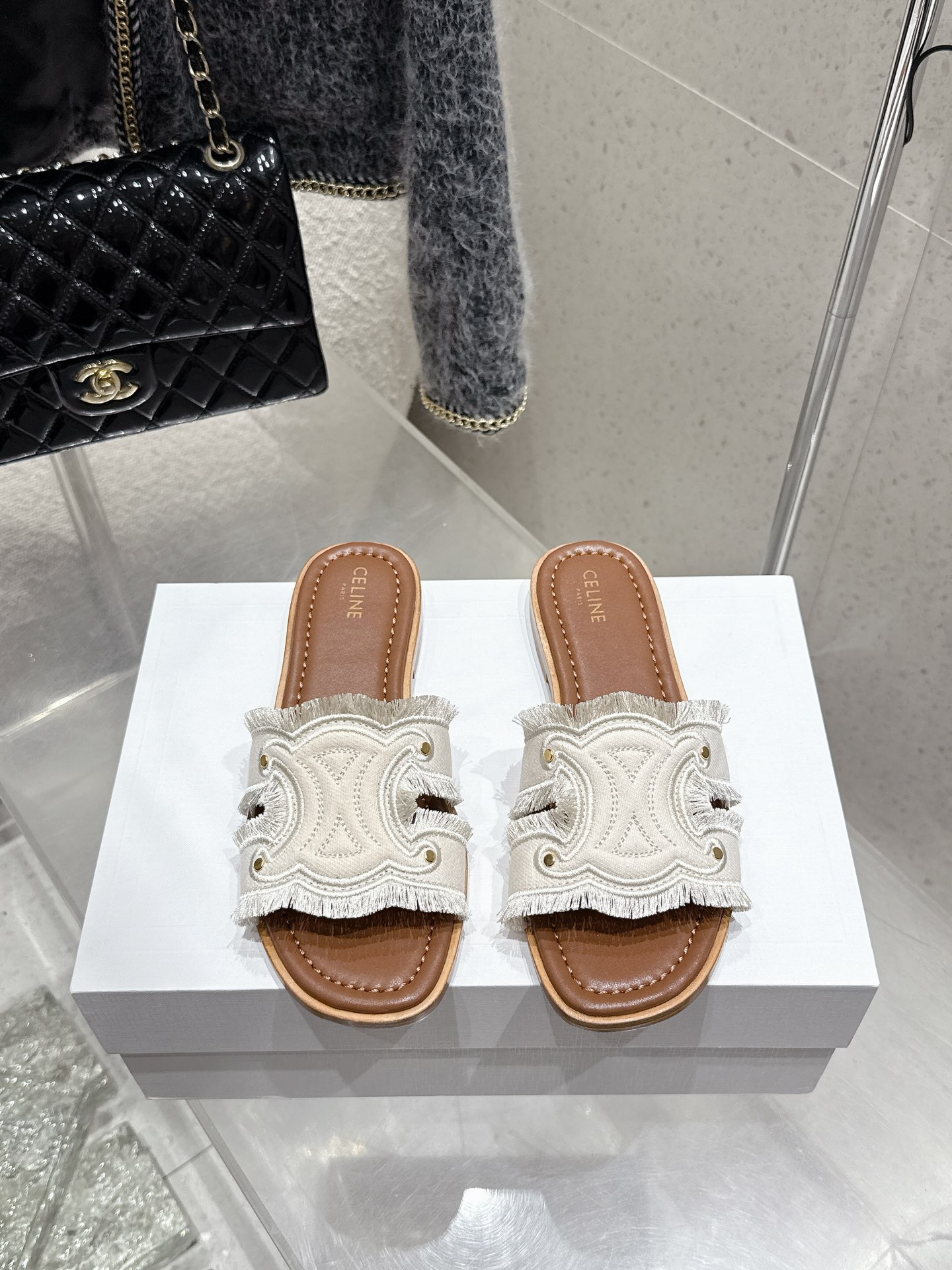 NO:264412,CELINE 2025ss Spring and summer new slippers Arc de Triomphe British style flat-sole micro-label slippers Simple, elegant and fashionable, unsightly and timeless, it is the classic that never fades away in the fashion circle. The retro British style allows you to wear a different temperament. Original denim fabric, cowhide, original leather sole, Size35-41 (40 41 42 customized, no return or exchange), slippers, celine, slippers, cowhide19860909CELINE 塞琳 2025ss 春夏新款拖鞋 凯旋门英伦风平底微标拖鞋 简约大气时髦 耐看不过时 是时尚圈永不退潮的经典所在,复古的英伦风格,让你穿出不一样的气质 面料原版牛仔布 牛皮内里原版真皮鞋底 Size35-41（40 41 42订做不退换）,拖鞋,celine,slippers,cowhide,Women's Shoes