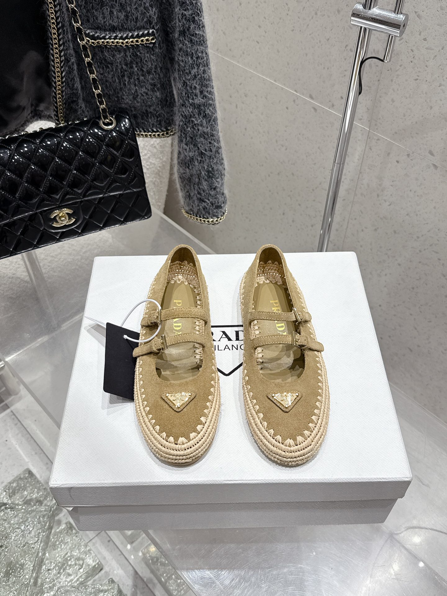 NO:264408,Top version Prada 2025 new classic triangular buckle straw braided fisherman Mary Jade shoes retro hand-woven meaning blends into daily life, portraying classic outlines with modern brushstrokes draw inspiration from classic Japanese shoes, complex and simple, suitable for a variety of shapes, and the steps are flexible and high-end and fashionable. Each pair looks like a handicraft^_^ imported cowhide. Niujing imported lambskin original rubber non-slip sole size 35-39 (40.41 custom made without return and exchange, single shoes, prada, prada, mary jane, espadrilles, espadrilles, cowhide, sheepskin19860909顶级版 Prada 普拉达2025新款经典三角扣草编渔夫玛丽珍鞋 复古手工编织意韵融于日常,以现代笔触刻画经典轮廓 从经典日式鞋履汲取灵感,繁而简练适合多种造型,步履之间灵动高级时髦 每双都像是工艺品^_^ 鞋面进口牛皮.牛京 内里进口小羊皮 原版橡胶防滑大底 码数35-39（40.41定做不退换,单鞋,prada,prada,mary jane,espadrilles,espadrilles,cowhide,sheepskin,Women's Shoes