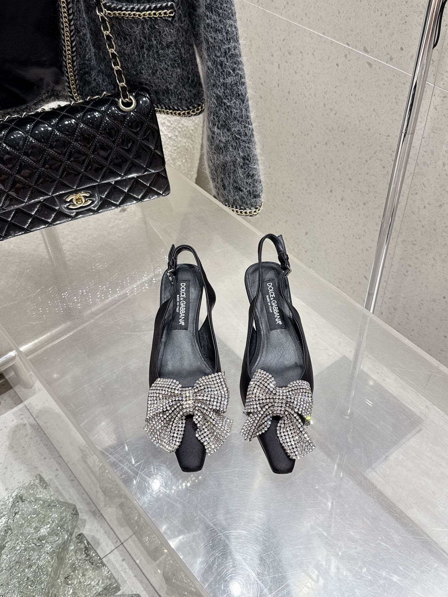 NO:392747,High-end version & 2025 spring and summer new product rhinestone bow sandals DOLCE & GABBANA...DG Dolce & Gabbana Fashion Show Sandals!  High-end feel full of hot girl style #The feet look good, the shoes that show long legs will add points to your beauty, the lines are beautiful and elegant, the high heels are directly conquered!! Imported silk upper, inner/foot pad crystal sheepskin, outsole imported from Italy, genuine leather soles Size: 35-39 (40 custom made without return or exchange), sandals, Dolce & Gabbana, Dolce & Gabbana, sandals, high heels, sheepskin, real silk, Leather soles19860909高版本 & 2025春夏新品水钻蝴蝶结凉鞋 DOLCE & GABBANA...DG杜嘉班纳时装走秀款凉鞋！ 高级感拉满辣妹风#上脚好看‘显腿长的鞋子会为你的美丽加分, 线条优美大写的优雅～直接封神的高跟鞋单品!! 鞋面进口真丝 内里/垫脚水晶羊皮 大底意大利进口真皮大底 Size: 35-39（40定制不退换）,凉鞋,Dolce&Gabbana,Dolce&Gabbana,sandals,high heels,sheepskin,real silk,Leather soles,Women's Shoes