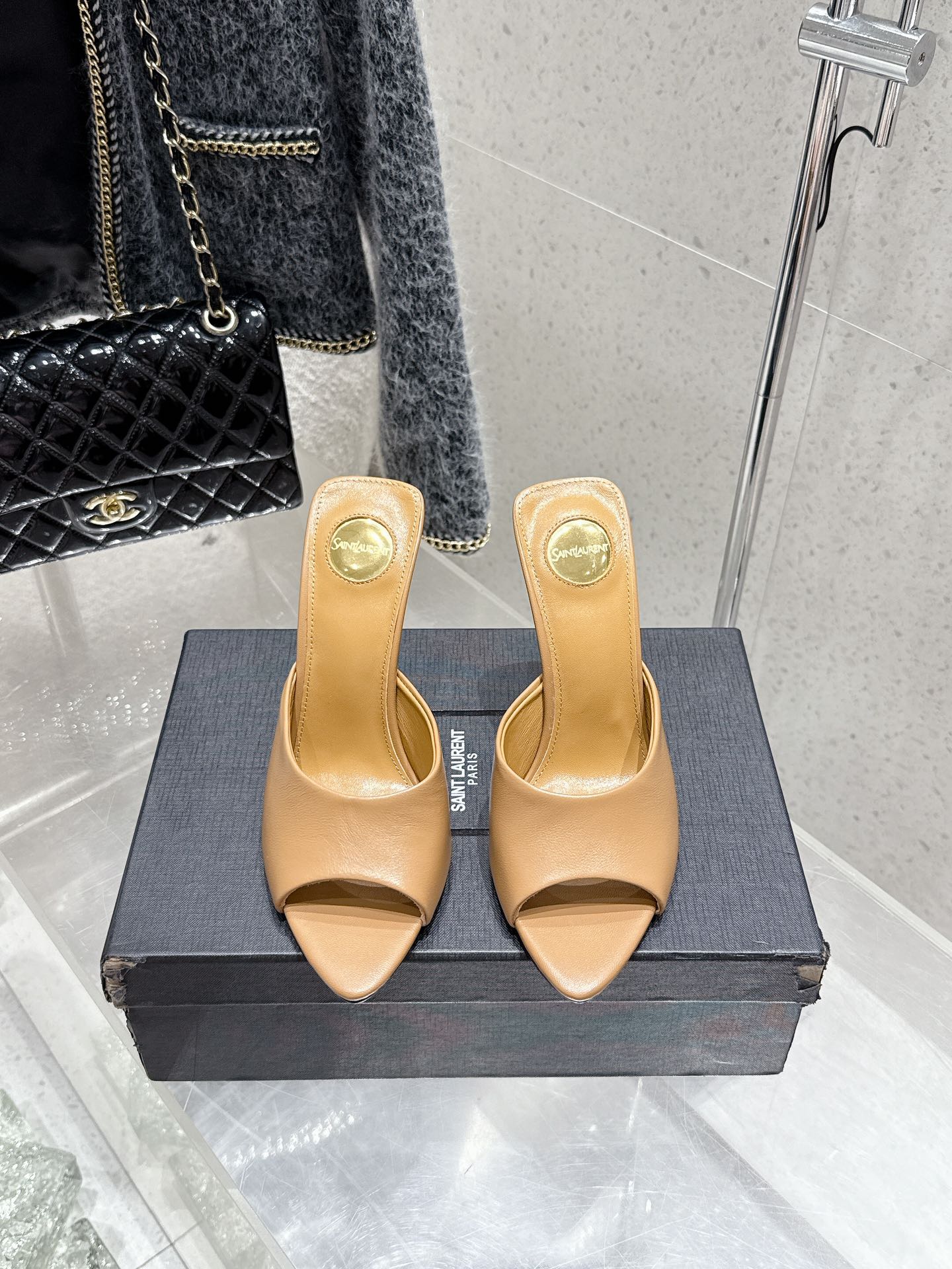 NO:392751,saint laurent YSL new high heel sandal slippers original cover top quality upper patent leather footbed imported sheepskin outsole leather heel height 10cm size 35-39 (40 custom made without return or exchange), high heel slippers, saint laurent, saint laurent, saint laurent, saint laurent, saint laurent, sandals, high heels, slippers, sheepskin, Leather soles19860909saint laurent 圣罗兰 YSL 新款高跟凉鞋拖鞋 原版套楦 顶级品质 鞋面牛漆皮 垫脚进口羊皮里 大底真皮大底 跟高10cm 码数35-39（40定做不退换）,高跟鞋拖鞋,saint laurent,saint laurent,saint laurent,sandals,high heels,slippers,sheepskin,Leather soles,Women's Shoes