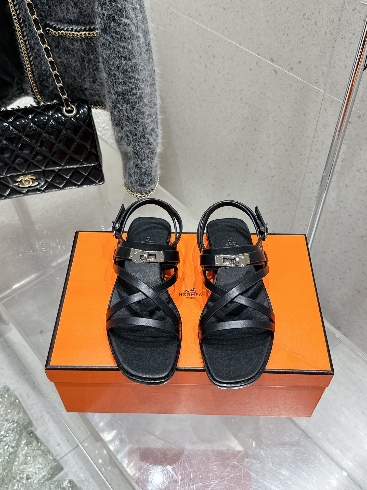 NO:512239,Top version Hermes 25/ June sandal series H-H-Home Kelly buckle thin strap Roman sandals Calfskin sandals, paired with classic palladium-plated Kelly shoe buckles and straps. Create a simple look and can be said to be a good companion for summer. Customized calfskin upper inner cowhide sole double-layer Italian A-grade leather outsole Size#35-40 (40 custom made without return or exchange), sandals, hermes, hermes, sandals, cowhide, Leather soles19860909顶级版本 Hermes 爱马仕25/ June sandal系列 H家Kelly扣细带罗马 凉鞋 小牛皮凉鞋,搭配经典镀钯Kelly鞋扣和袢带.打造简约造型,可谓夏日良伴. 鞋面定制小牛皮 内里牛皮 鞋底双层意大利A级真皮大底 Size#35-40（40定做不退换）,凉鞋,hermes,hermes,sandals,cowhide,Leather soles,Women's Shoes