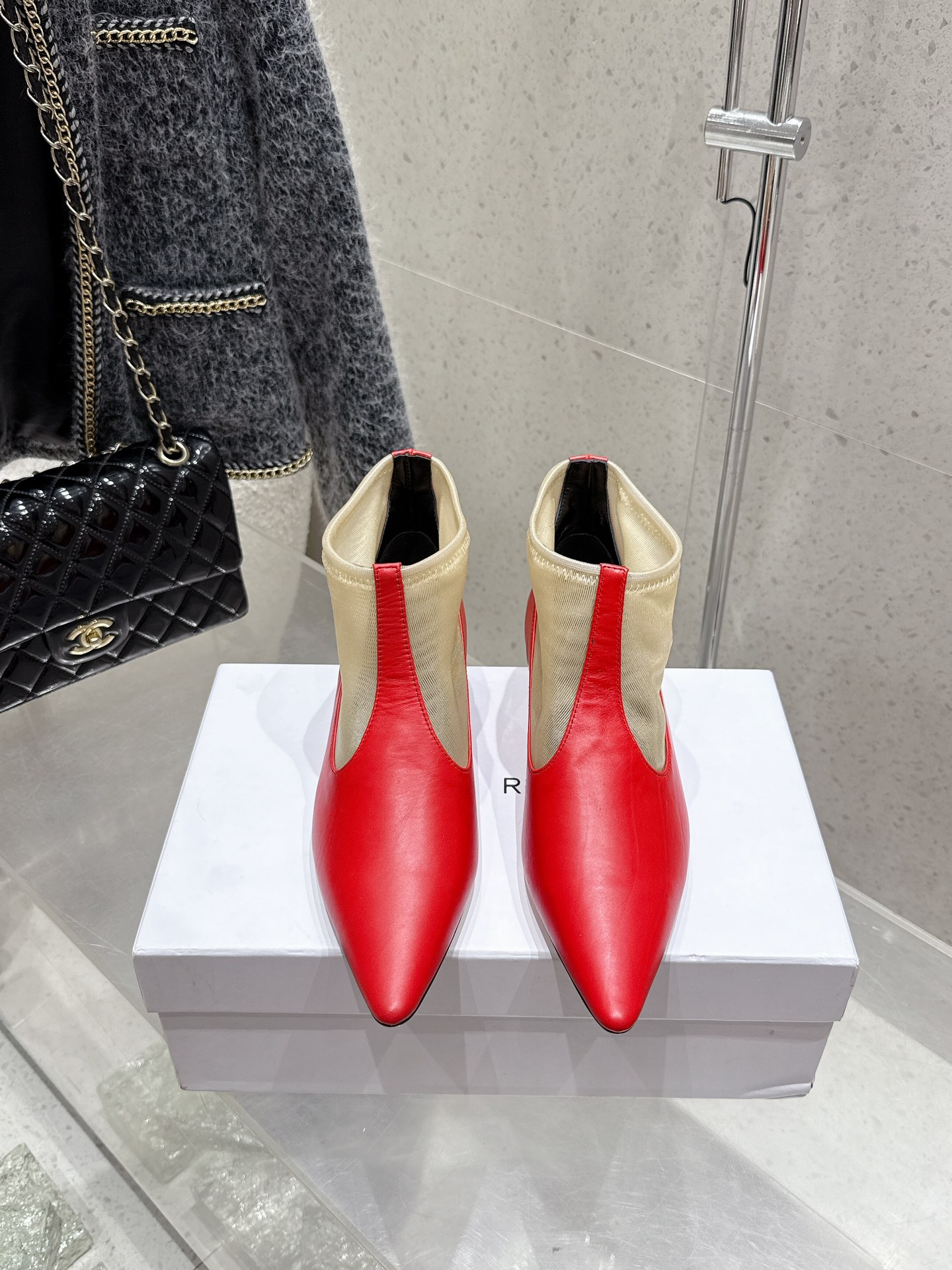 NO:408274,THEROW Niche trendy brand 2025 spring and summer French retro simple style mesh cat heel boots retro temperament queen The whole shoe shape is simple and elegant, very clean and neat and easy to match!  You can easily control daily outfits, dates, etc. The upper is made of open beads, inner foot padded sheepskin, imported genuine leather sole from Italy, heel height 3.5cm Size: 35-40 (40 custom made without return) With original packaging, high heels, boots, high heels, sheepskin, Leather soles19860909THEROW 小众潮牌 2025春夏法式复古简易风 网纱猫跟凉靴 复古气质女王 整个鞋型简约大气,很干净利落又好搭配！日常穿搭、约会聚会等也能轻松驾驭 鞋面采用开边珠 内里垫脚羊皮 意大利进口真皮大底 跟高3.5cm 码数: 35-40（40定做不退换） 配原版包装,高跟鞋,boots,high heels,sheepskin,Leather soles,Women's Shoes