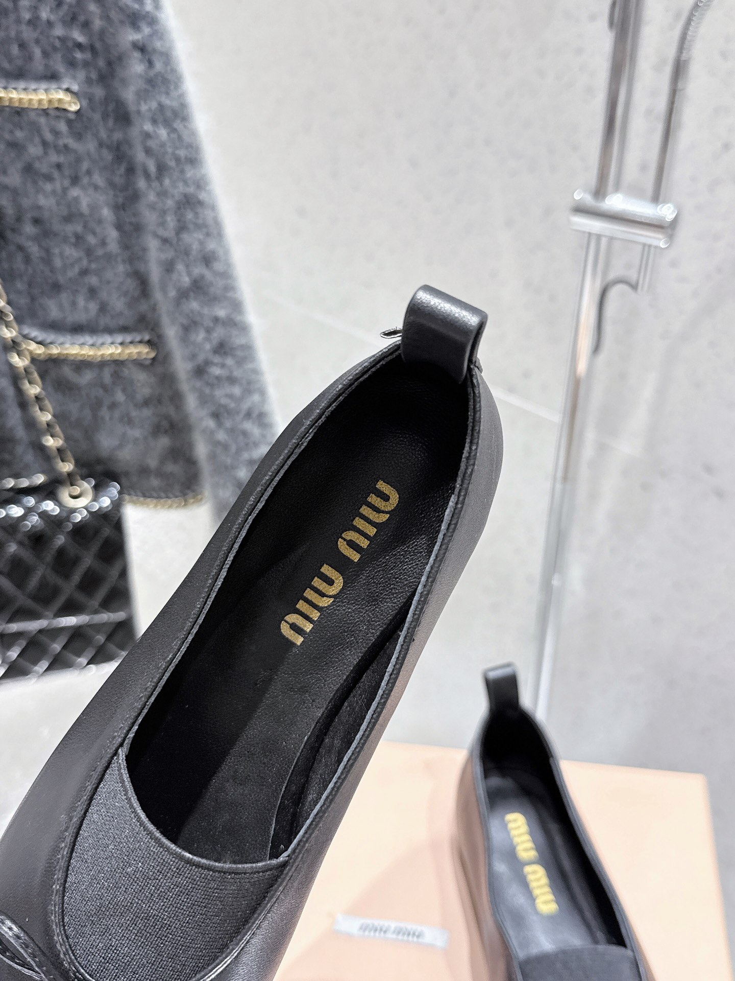 出厂💰310
MiuMiu 缪缪25春夏新款芭蕾舞鞋‼️
仙女款 春夏清新配色🔥🎉曲线优美，日常穿搭都很搭🌟鞋尾有专属标识性Logo格调，上脚尽显优雅魅力！
鞋面采用羊皮
内里垫脚羊皮 
原版大底
码数:35-39（40定做不退换）