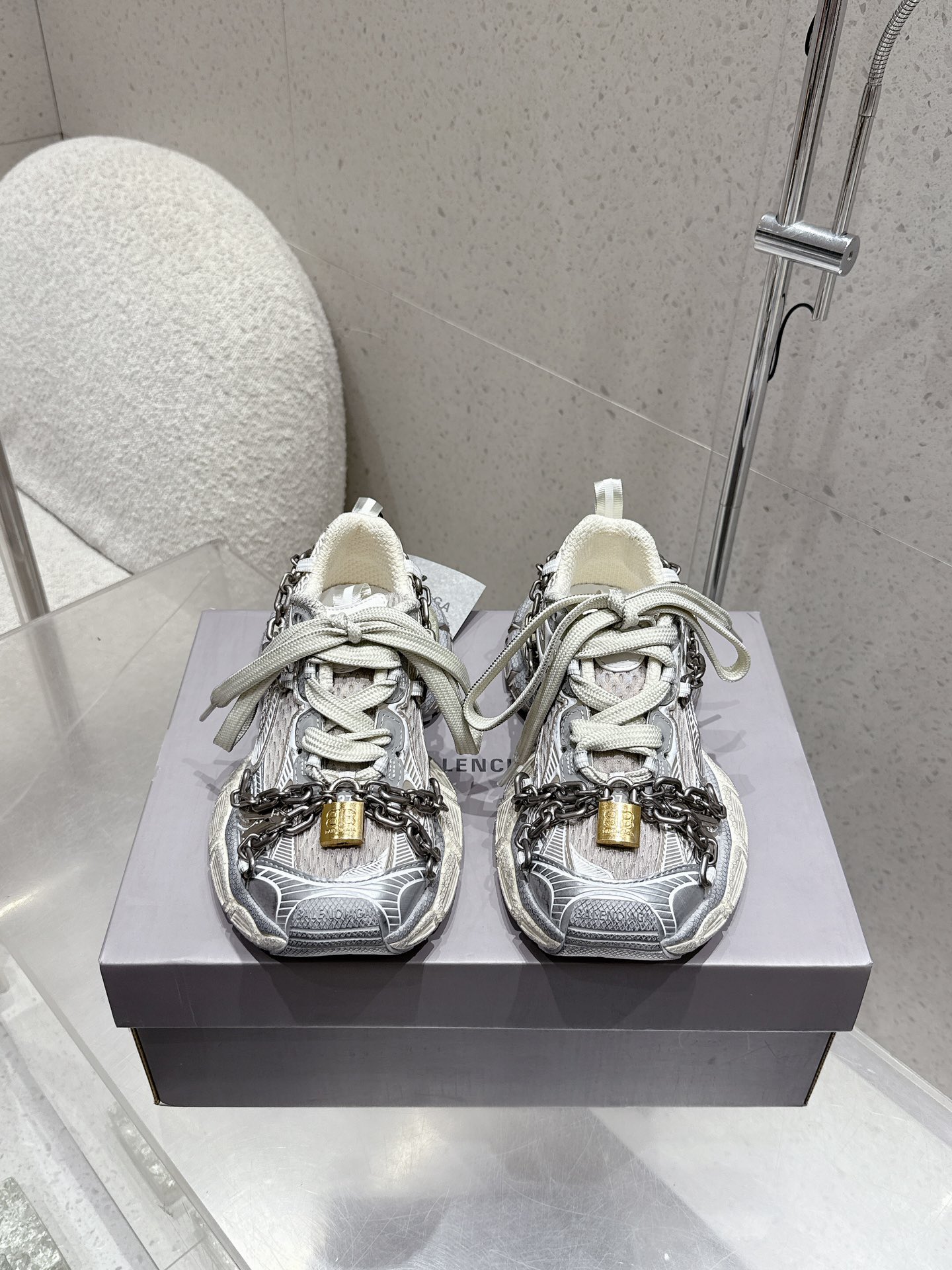 NO:561441,Top version 3XL Sneaker series, couple model, chain, dad shoes, sneakers, original purchase, development, production, 3XL Sneaker. The overall shoe shape draws on the creative ideas of Tra and Runner. It is equivalent to removing the outer frame of Tra shoe body, while inheriting the streamlined shape of Runner and the flat toe of Tra. A pair of tied shoelaces are added to the front of the shoe for concave shape. Customized hardware. Beautiful delivery and packaging. Fabric:  Original customized imported technical fabric + mesh Inner lining: Original customized breathable mesh lining Outsole: Original molded ultra-light MD combination rubber sole Sole thickness: 5CM Size: Female 35-40 Male 39-45, dad shoes, sneakers19860909顶级版本 3XL Sneaker系列 情侣款 链条 老爹鞋 运动鞋 原版购入开发 做货 3XL Sneaker 整体鞋型汲取了 Tra和 Runner两款鞋型的创作思路 相当于把 Tra鞋身的外框拆了下来 同时继承了 Runner的流线造型和 Tra扁平的鞋头.在鞋面前段另加了一副绑着的的鞋带 用作凹造型 定制五金 配送精美包装 面料: 原版定制进口科技面料+网面 内里: 原版定制透气网里 大底: 原版开模超轻MD组合橡胶底 底厚: 5CM size: 女35-40 男39-45,老爹鞋,sneakers,Women's Shoes