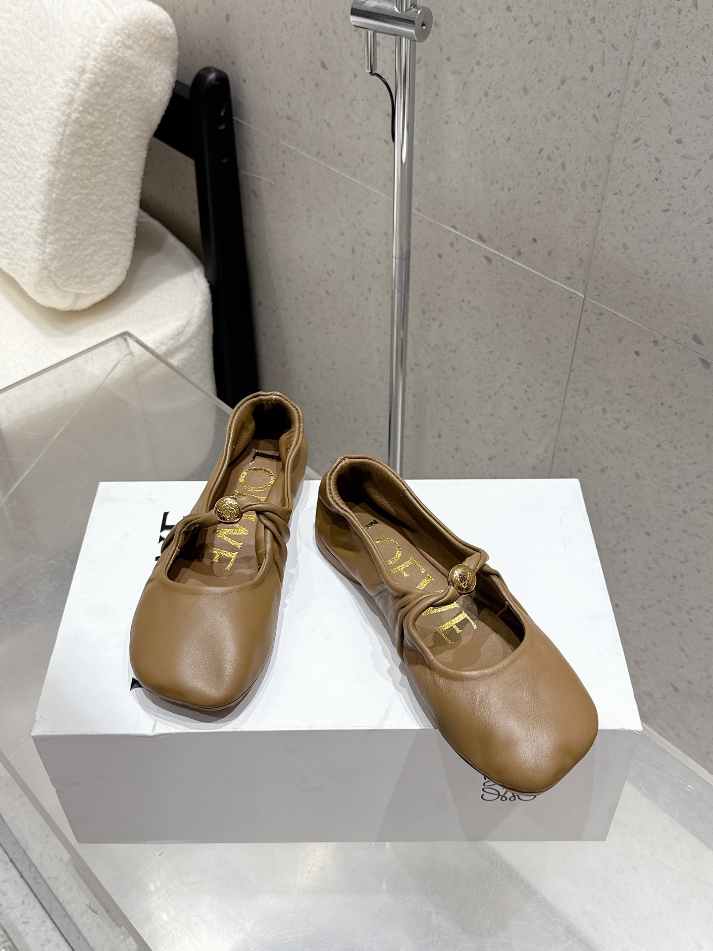 “Stylish Loewe Grass Plant Shoes: Price, Materials, and Sizes” - 图片 3