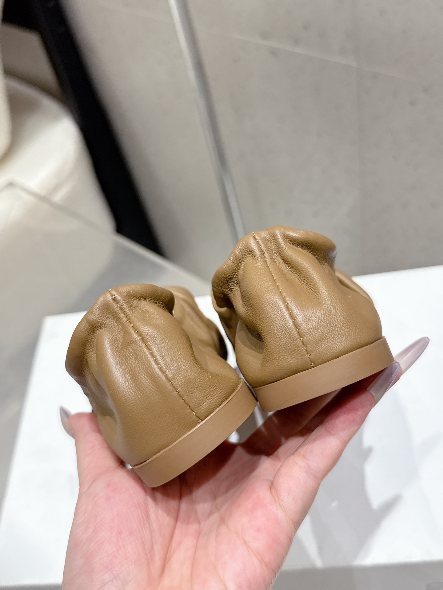 “Stylish Loewe Grass Plant Shoes: Price, Materials, and Sizes” - 图片 9