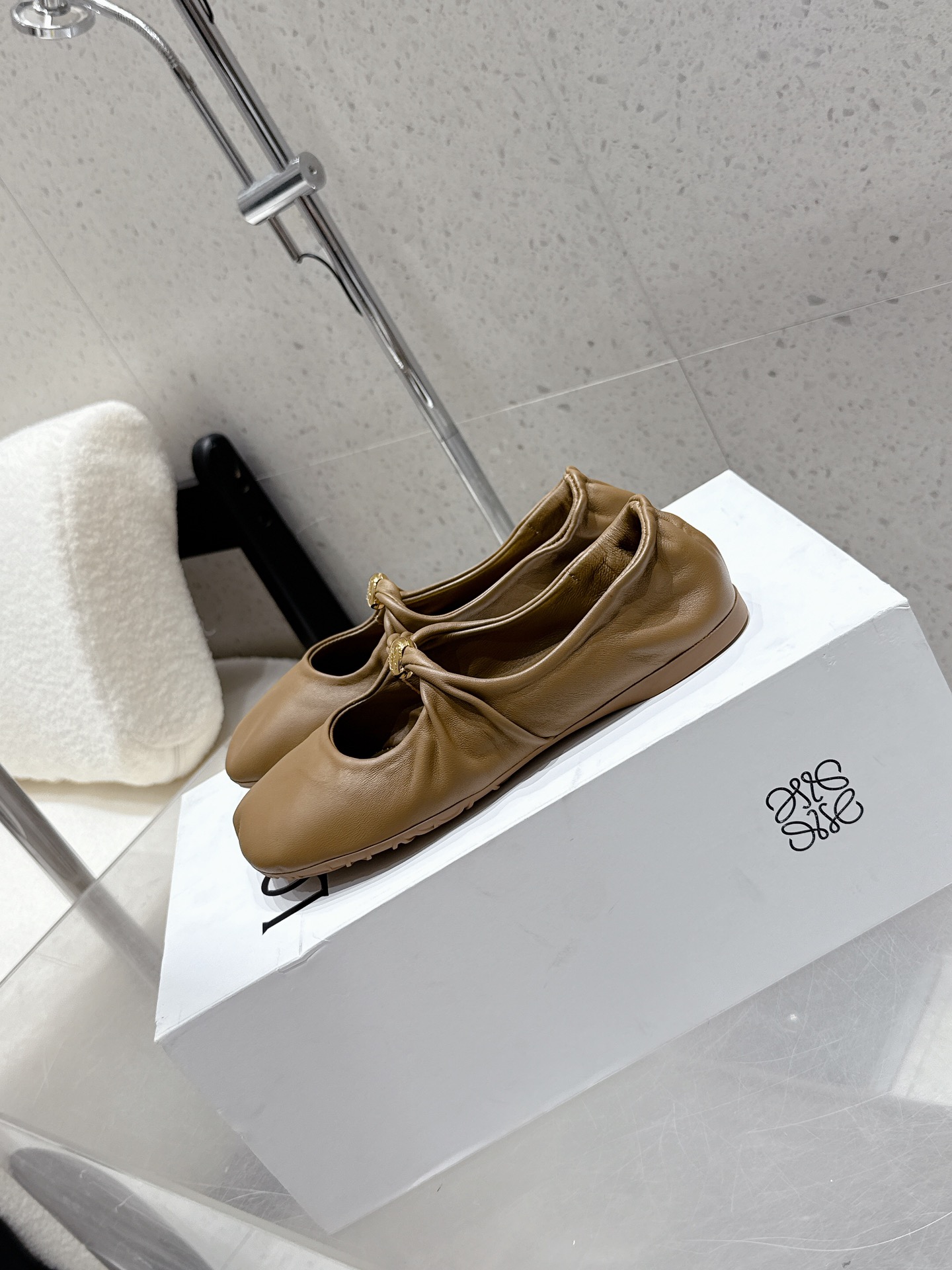 “Stylish Loewe Grass Plant Shoes: Price, Materials, and Sizes” - 图片 4