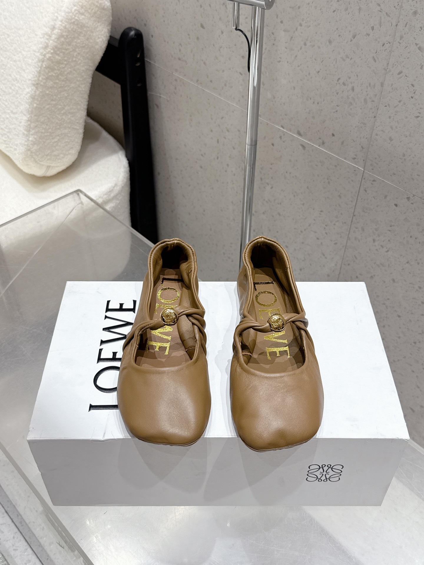 “Stylish Loewe Grass Plant Shoes: Price, Materials, and Sizes” - 图片 1