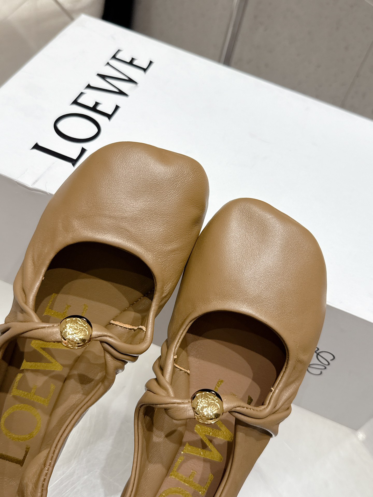 “Stylish Loewe Grass Plant Shoes: Price, Materials, and Sizes” - 图片 6