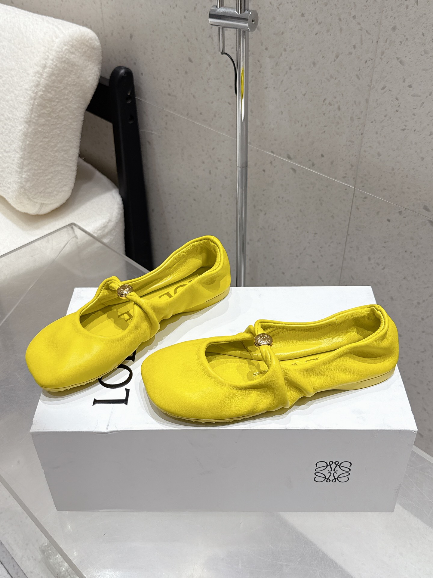 Elegant Grass Planting: Loewe Roger Shoes with Sheepskin Inner, Original Sole. - 图片 2