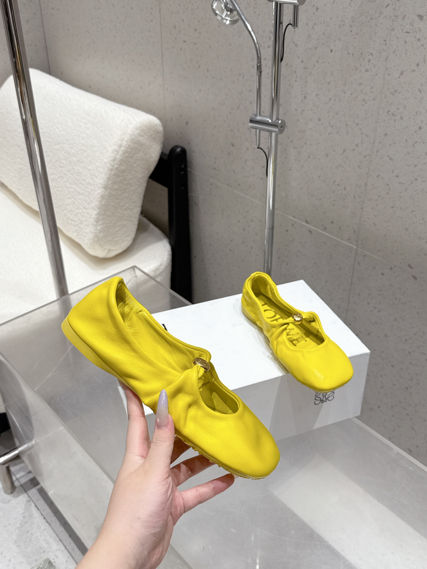 Elegant Grass Planting: Loewe Roger Shoes with Sheepskin Inner, Original Sole. - 图片 5