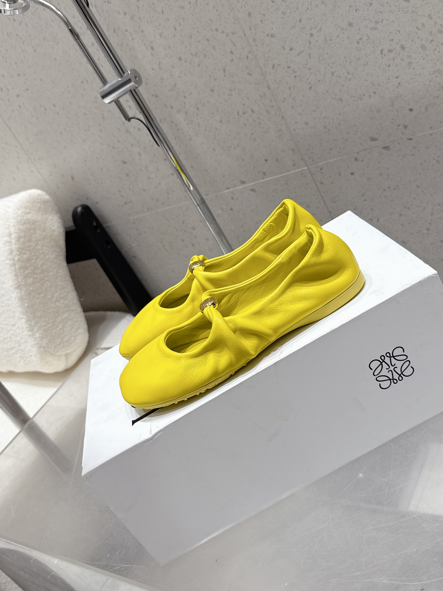 Elegant Grass Planting: Loewe Roger Shoes with Sheepskin Inner, Original Sole. - 图片 4