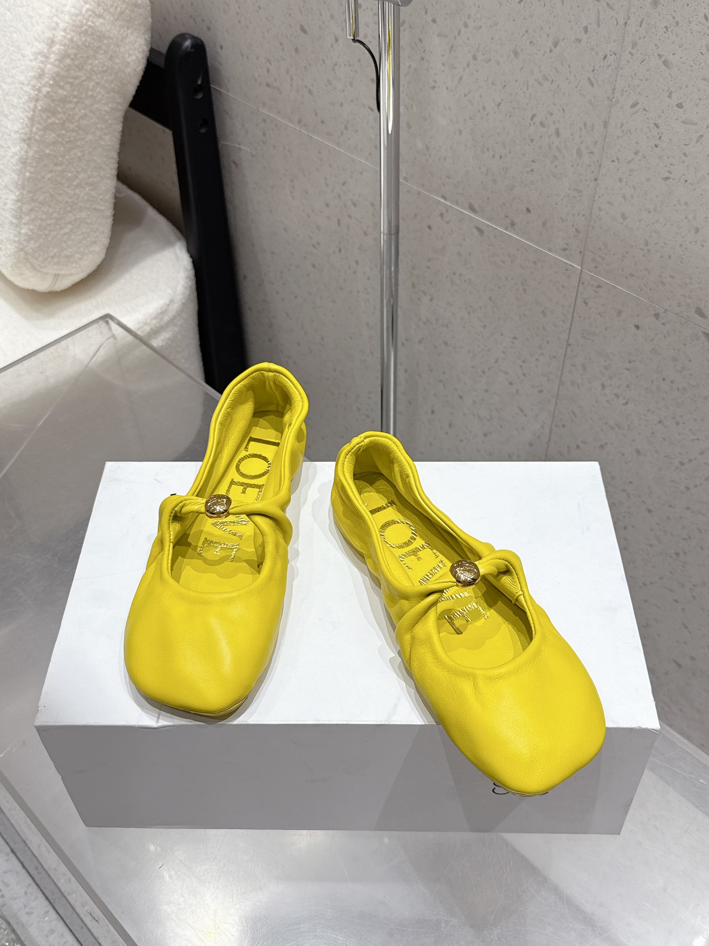 Elegant Grass Planting: Loewe Roger Shoes with Sheepskin Inner, Original Sole. - 图片 3