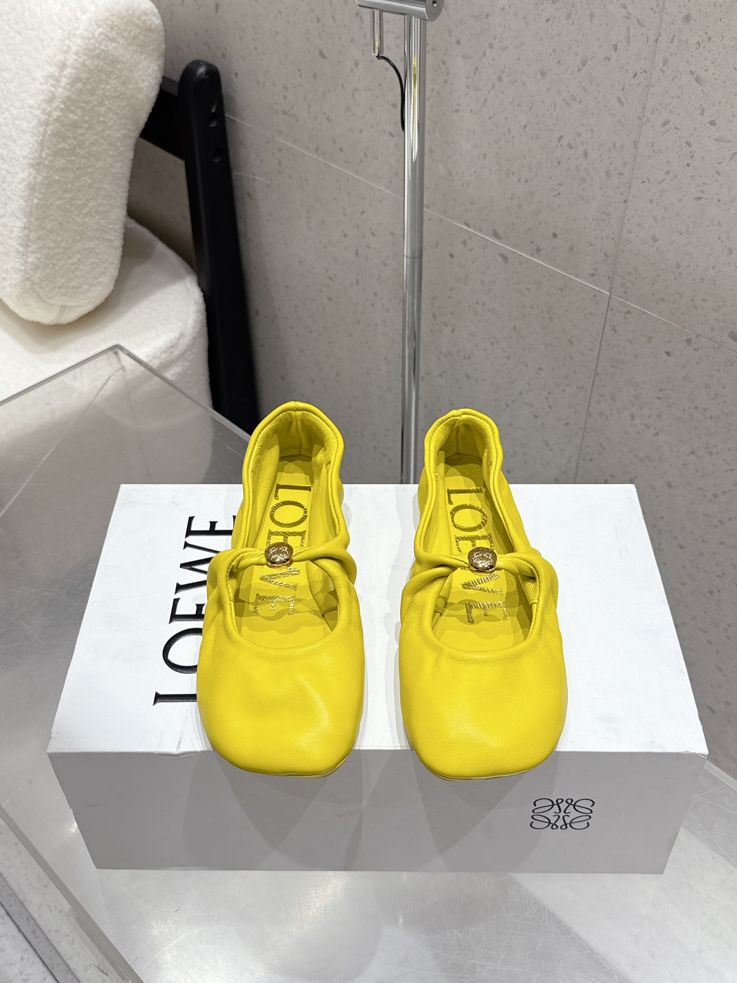 Elegant Grass Planting: Loewe Roger Shoes with Sheepskin Inner, Original Sole. - 图片 1