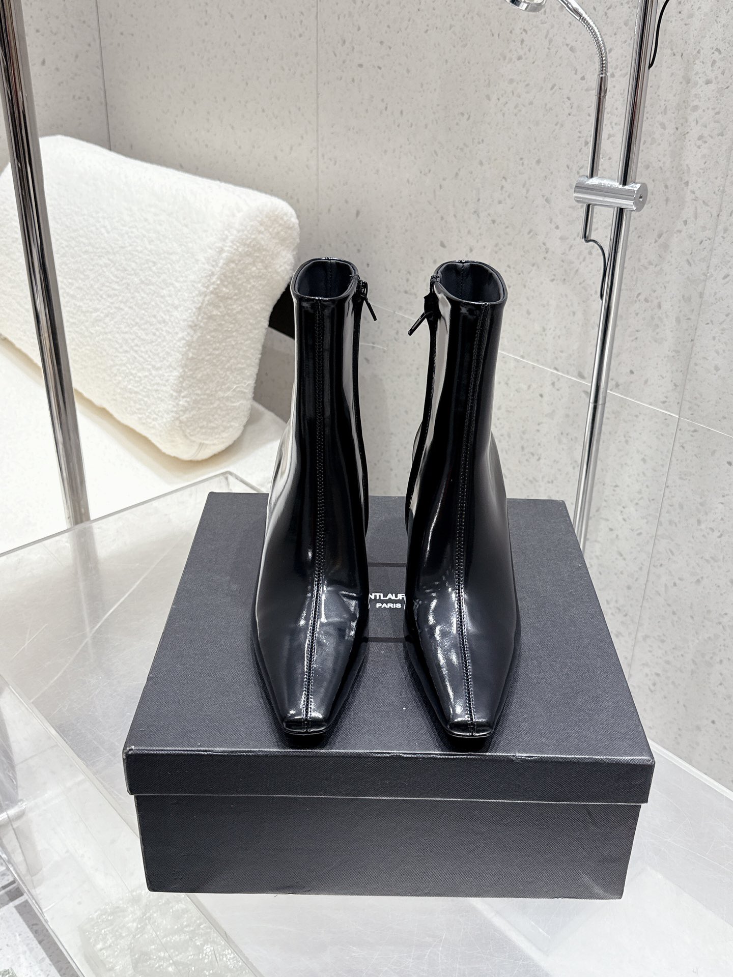 NO:561466,Top quality Saint Laurent fw25 new arrival ~ YSL Saint Laurent's new autumn and winter side pull high-heeled nude boots. The whole shoe is very simple and elegant ~ the small round toe is more refined and fashionable. You can see that the side of our boots is designed according to the curvature of the human leg ~ the upper foot is very delicate and not attractive ~ elongates the leg shape ~ suitable for various occasions ~ a must-have item for autumn and winter wear!  - MATERIAL material - Upper imported oil wax leather, cow patent leather, lining cowhide, sole Italian genuine leather outsole Heel height: 7.0cm Size 35-40 (40 customized, non-returnable), boots, saint laurent, saint laurent, saint laurent, boots, cowhide, Leather soles19860909顶级品质 Saint Laurent fw25 new arrival～ YSL圣罗兰秋冬新款侧拉高跟裸靴 整个鞋非常的简约大气～小圆头更加的精致时髦可以看到我们靴子侧面是按照人体腿型设计出来的弧度～上脚非常秀气好看不挑人～拉长腿型～适合各种场合搭配～秋冬穿搭必备单品！ - MATERIAL材质 - 鞋面进口油蜡皮 牛漆皮 里衬牛皮 鞋底意大利真皮大底 Heel height:7.0cm Size35-40（40订做不退换）,靴子,saint laurent,saint laurent,saint laurent,boots,cowhide,Leather soles,Women's Shoes