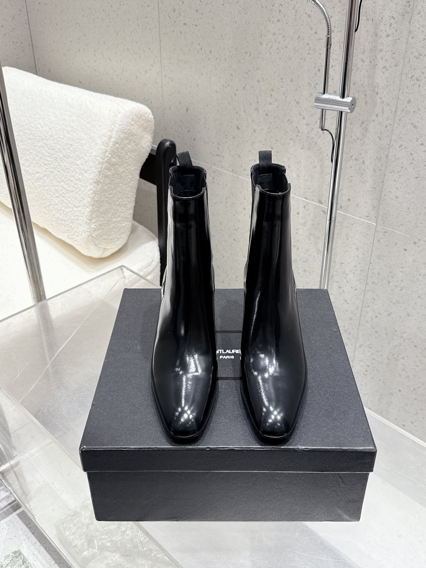 NO:561469,Top quality Saint Laurent fw25 new arrival~ YSL Saint Laurent autumn and winter new elastic band one-leg thick heel short boots and bare boots. The whole shoe is very simple and elegant~ The small round toe is more refined and fashionable. You can see that the side of our boots is designed according to the curvature of the human leg shape~ The upper foot is very delicate and unobtrusive~ It lengthens the leg shape~ Suitable for various occasions~ A must-have item for autumn and winter!  - MATERIAL material - Upper imported waxed leather, cow patent leather, lining cowhide, Italian genuine leather outsole, Heel height: 6.5cm Size 35-40 (40 custom made, non-refundable), boots, saint laurent, saint laurent, saint laurent, boots, cowhide, Leather soles19860909顶级品质 Saint Laurent fw25 new arrival～ YSL圣罗兰秋冬新款松紧带一脚蹬粗跟短靴 裸靴 整个鞋非常的简约大气～小圆头更加的精致时髦可以看到我们靴子侧面是按照人体腿型设计出来的弧度～上脚非常秀气好看不挑人～拉长腿型～适合各种场合搭配～秋冬穿搭必备单品！ - MATERIAL材质 - 鞋面进口油蜡皮 牛漆皮 里衬牛皮 鞋底意大利真皮大底 Heel height:6.5cm Size35-40（40订做不退换）,靴子,saint laurent,saint laurent,saint laurent,boots,cowhide,Leather soles,Women's Shoes