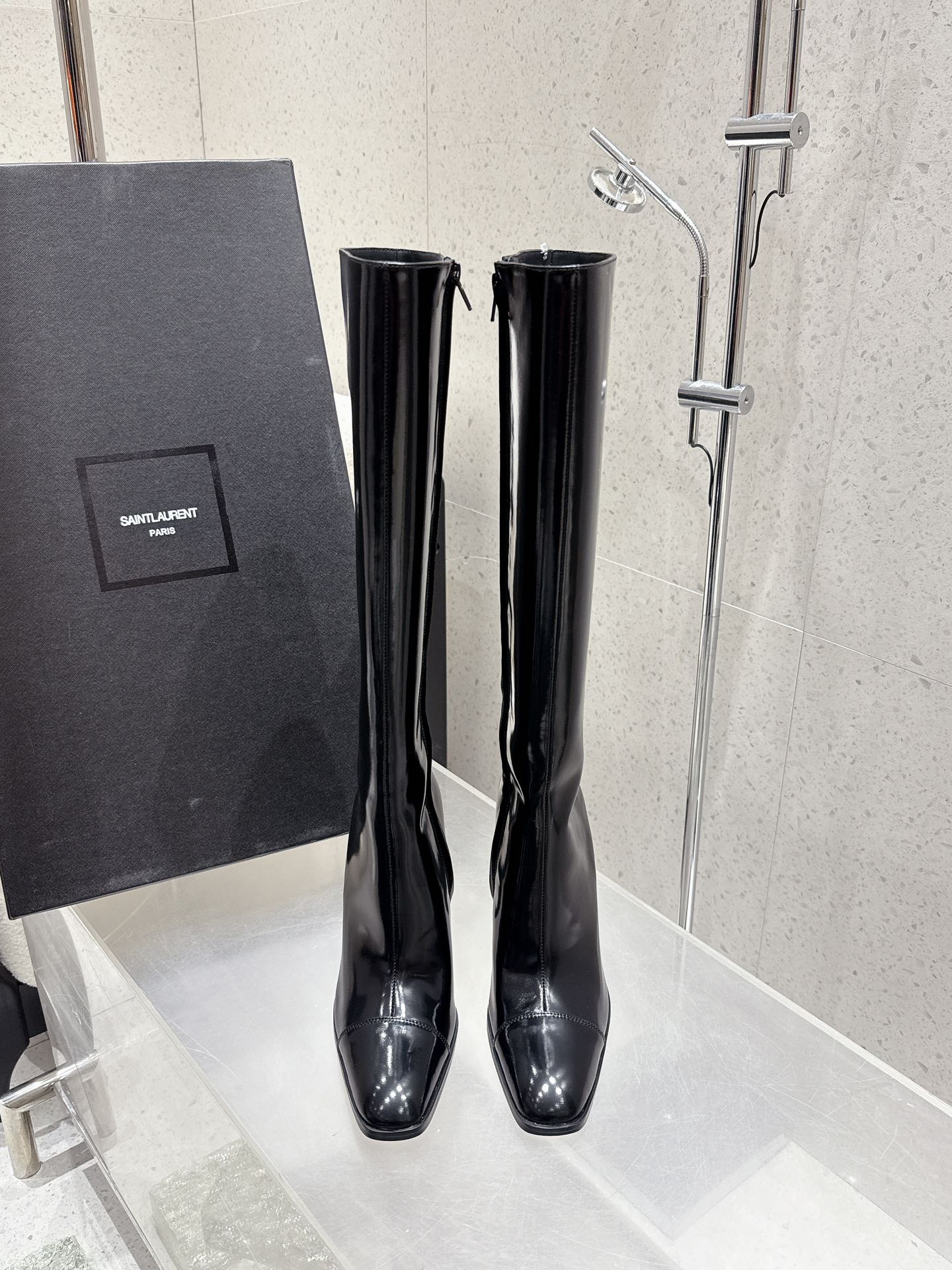 NO:561476,Top quality Saint Laurent fw25 new arrival~ YSL Saint Laurent's new autumn and winter high-heeled boots, but knee-high boots. The whole shoe is very simple and elegant~ The small round toe is more refined and fashionable. You can see that the side of our boots is designed according to the curvature of the human leg shape~ The upper foot is very delicate and not attractive~ It lengthens the leg shape~ Suitable for various occasions~ A must-have item for autumn and winter!  - MATERIAL material - Upper imported waxed leather, cow patent leather, lining cowhide, Italian genuine leather outsole, Heel height: 11cm Size35-40 (40 custom made, non-refundable), boots, saint laurent, saint laurent, saint laurent, boots, cowhide, Leather soles19860909顶级品质 Saint Laurent fw25 new arrival～ YSL圣罗兰秋冬新款高跟靴 不过膝长靴 整个鞋非常的简约大气～小圆头更加的精致时髦可以看到我们靴子侧面是按照人体腿型设计出来的弧度～上脚非常秀气好看不挑人～拉长腿型～适合各种场合搭配～秋冬穿搭必备单品！ - MATERIAL材质 - 鞋面进口油蜡皮 牛漆皮 里衬牛皮 鞋底意大利真皮大底 Heel height: 11cm Size35-40（40订做不退换）,靴子,saint laurent,saint laurent,saint laurent,boots,cowhide,Leather soles,Women's Shoes