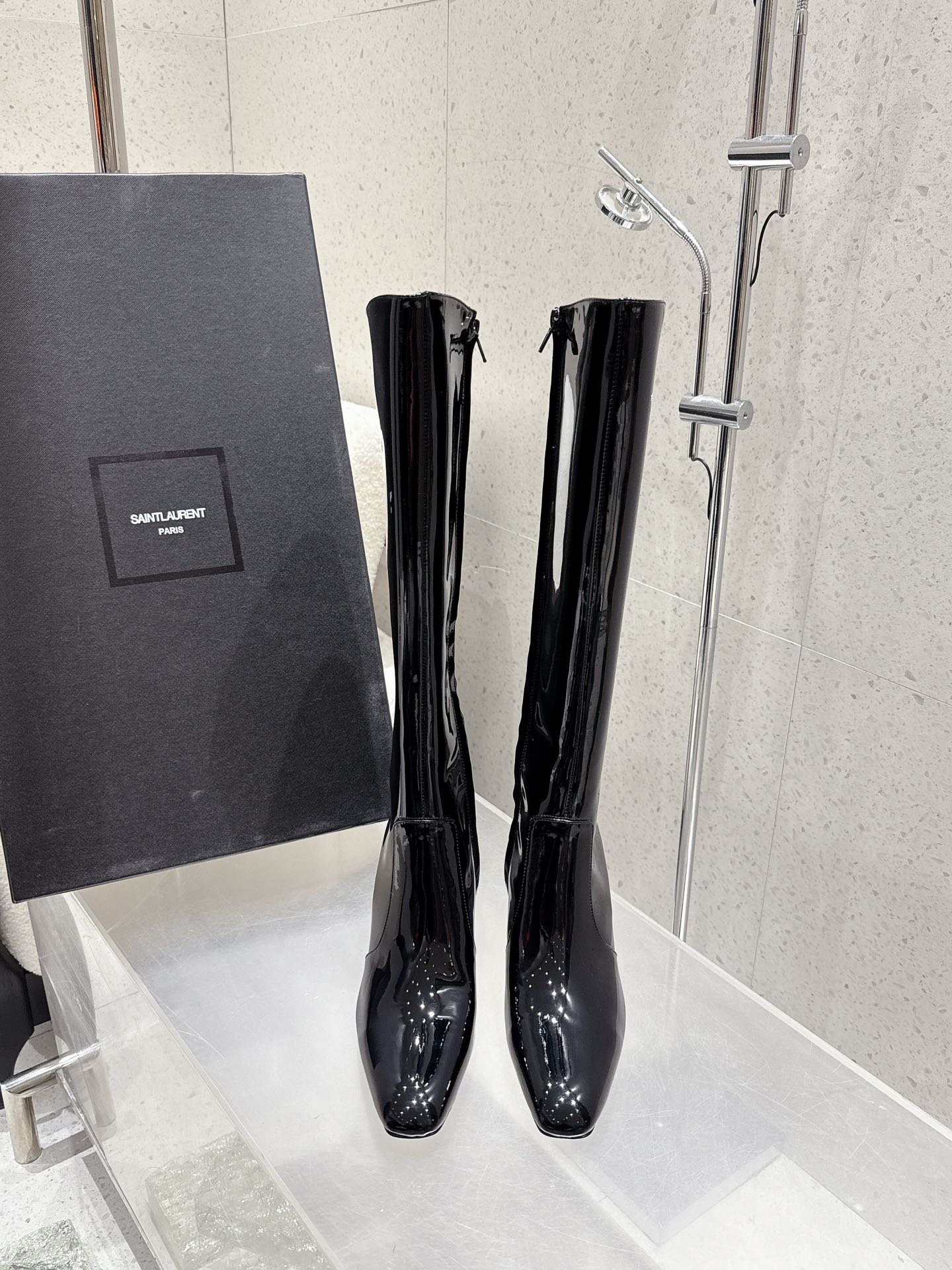 NO:561480,Top quality Saint Laurent fw25 new arrival~ YSL Saint Laurent's new autumn and winter high-heeled boots, but knee-high boots. The whole shoe is very simple and elegant~ The small round toe is more refined and fashionable. You can see that the side of our boots is designed according to the curvature of the human leg shape~ The upper foot is very delicate and not attractive~ It lengthens the leg shape~ Suitable for various occasions~ A must-have item for autumn and winter!  - MATERIAL material - Upper imported waxed leather, cow patent leather, lining cowhide, Italian genuine leather outsole, Heel height: 6.5cm Size35-40 (40 orders are not returnable), boots, saint laurent, saint laurent, saint laurent, boots, cowhide, Leather soles19860909顶级品质 Saint Laurent fw25 new arrival～ YSL圣罗兰秋冬新款高跟靴 不过膝长靴 整个鞋非常的简约大气～小圆头更加的精致时髦可以看到我们靴子侧面是按照人体腿型设计出来的弧度～上脚非常秀气好看不挑人～拉长腿型～适合各种场合搭配～秋冬穿搭必备单品！ - MATERIAL材质 - 鞋面进口油蜡皮 牛漆皮 里衬牛皮 鞋底意大利真皮大底 Heel height: 6.5cm Size35-40（40订做不退换）,靴子,saint laurent,saint laurent,saint laurent,boots,cowhide,Leather soles,Women's Shoes