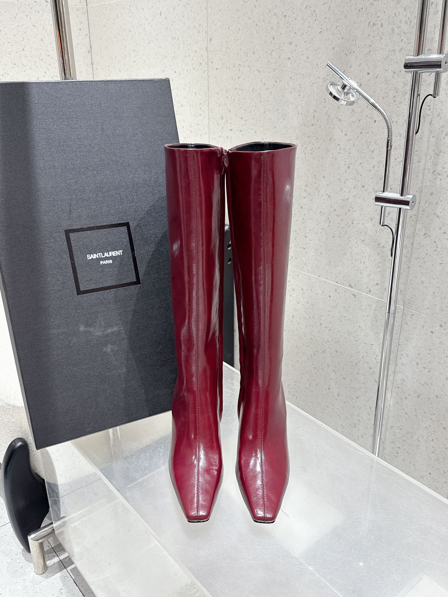 NO:561484,Top quality Saint Laurent fw25 new arrival~ YSL Saint Laurent's new autumn and winter high-heeled boots, but knee-high boots. The whole shoe is very simple and elegant~ The small round toe is more refined and fashionable. You can see that the side of our boots is designed according to the curvature of the human leg shape~ The upper foot is very delicate and not attractive~ It lengthens the leg shape~ Suitable for various occasions~ A must-have item for autumn and winter!  - MATERIAL material - Upper imported oil wax leather, cow patent leather, lining cowhide, Italian genuine leather outsole, heel height 7cm, Size 35-40 (40 custom made, non-returnable), boots, saint laurent, saint laurent, saint laurent, boots, cowhide, Leather soles19860909顶级品质 Saint Laurent fw25 new arrival～ YSL圣罗兰秋冬新款高跟靴 不过膝长靴 整个鞋非常的简约大气～小圆头更加的精致时髦可以看到我们靴子侧面是按照人体腿型设计出来的弧度～上脚非常秀气好看不挑人～拉长腿型～适合各种场合搭配～秋冬穿搭必备单品！ - MATERIAL材质 - 鞋面进口油蜡皮 牛漆皮 里衬牛皮 鞋底意大利真皮大底 跟高7cm Size35-40（40订做不退换）,靴子,saint laurent,saint laurent,saint laurent,boots,cowhide,Leather soles,Women's Shoes