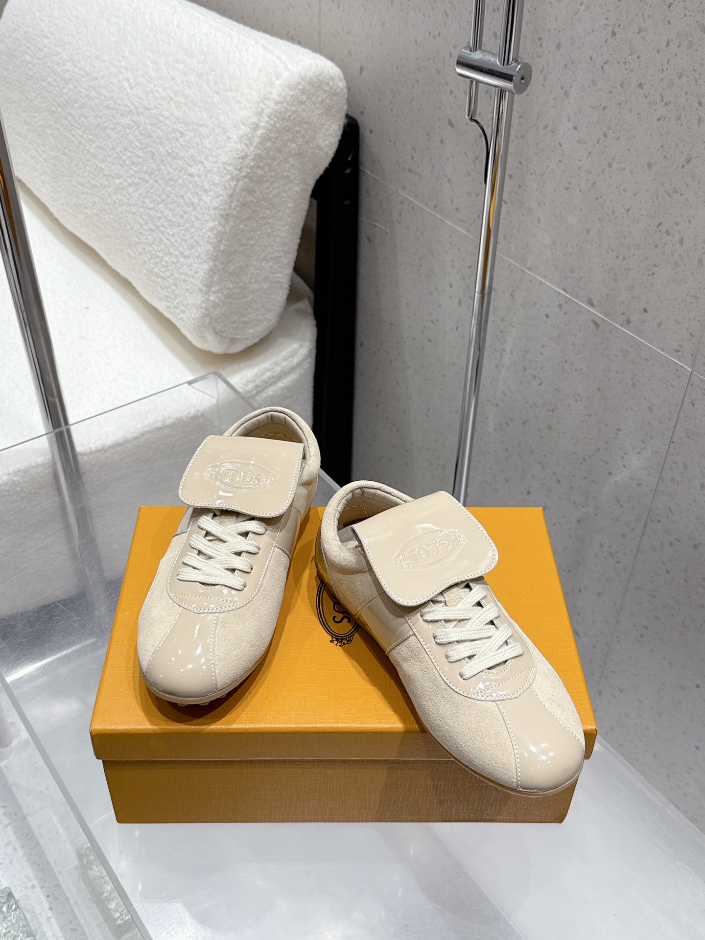 German White Sneakers: Custom Cow and Sheep Skin, Zoom Bottom, Limited Edition - 图片 3